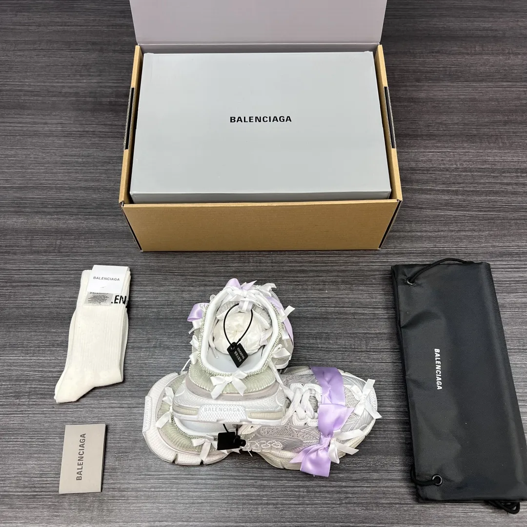 💰480 纯原版本Balenciaga巴黎世家 3XL 蕾丝结蝴蝶结半拖 人造革 圆头系代 低帮 老爹鞋 白银紫在延续 Track Trainer 户外轮廓和复杂鞋面结构的同时，鞋面蕾丝+蝴蝶结设计 每一处都是少女感拉满！ 神仙颜值超级赞！ 包装:全套原版包装加固飞机盒包装！ 码数:35-42码！(正码)