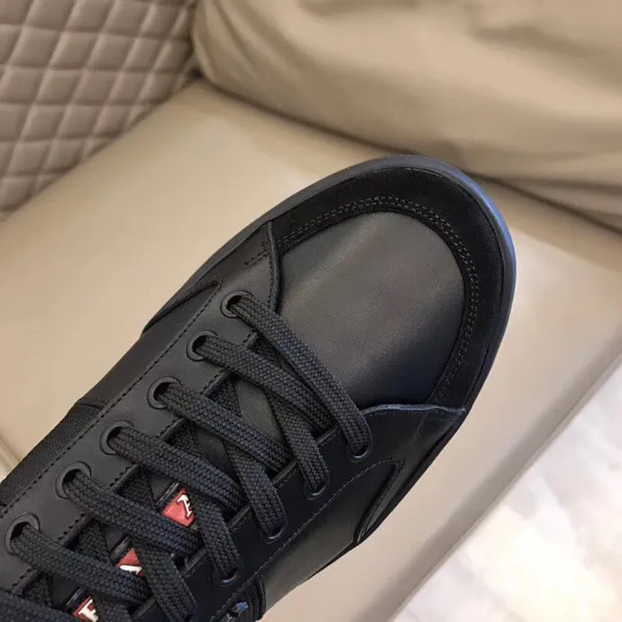P200元 Size：38-45 Prada 普拉达2021春夏款男士真皮运动鞋，市面最高版本 、欢迎任意对比🆚！原版皮料质感极佳，超上档次！意大利进口胎羊内里，可拆式垫！奢华用料、精细做工，极力推荐入手！
