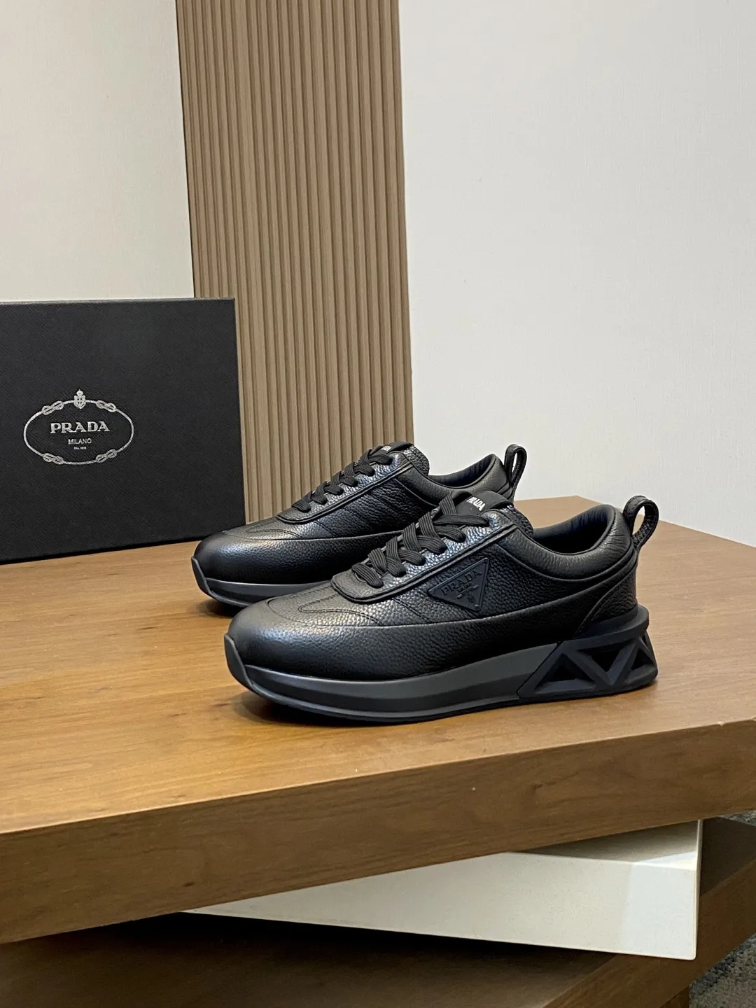 💰390 Prada/普拉达 男士新款皮面拼接运动鞋 这款运动鞋呈现现代版型,以利落线条与流畅细节重新演绎品牌典藏款型。鞋履采用小牛皮革和科技织物打造,外侧饰有三角金属徽标,后跟亮色TPU装饰,内里后跟加长加衬设计,穿着更舒适,鞋舌饰有丝印徽标,搭配后跟镂空橡胶厚底,全牛皮内里标配徽标牛皮垫脚,上脚增高舒适、百搭耐看!配全套原包装! 码数:39-40-41-42-43-44 标准皮鞋尺码(45可定做不支持退换)