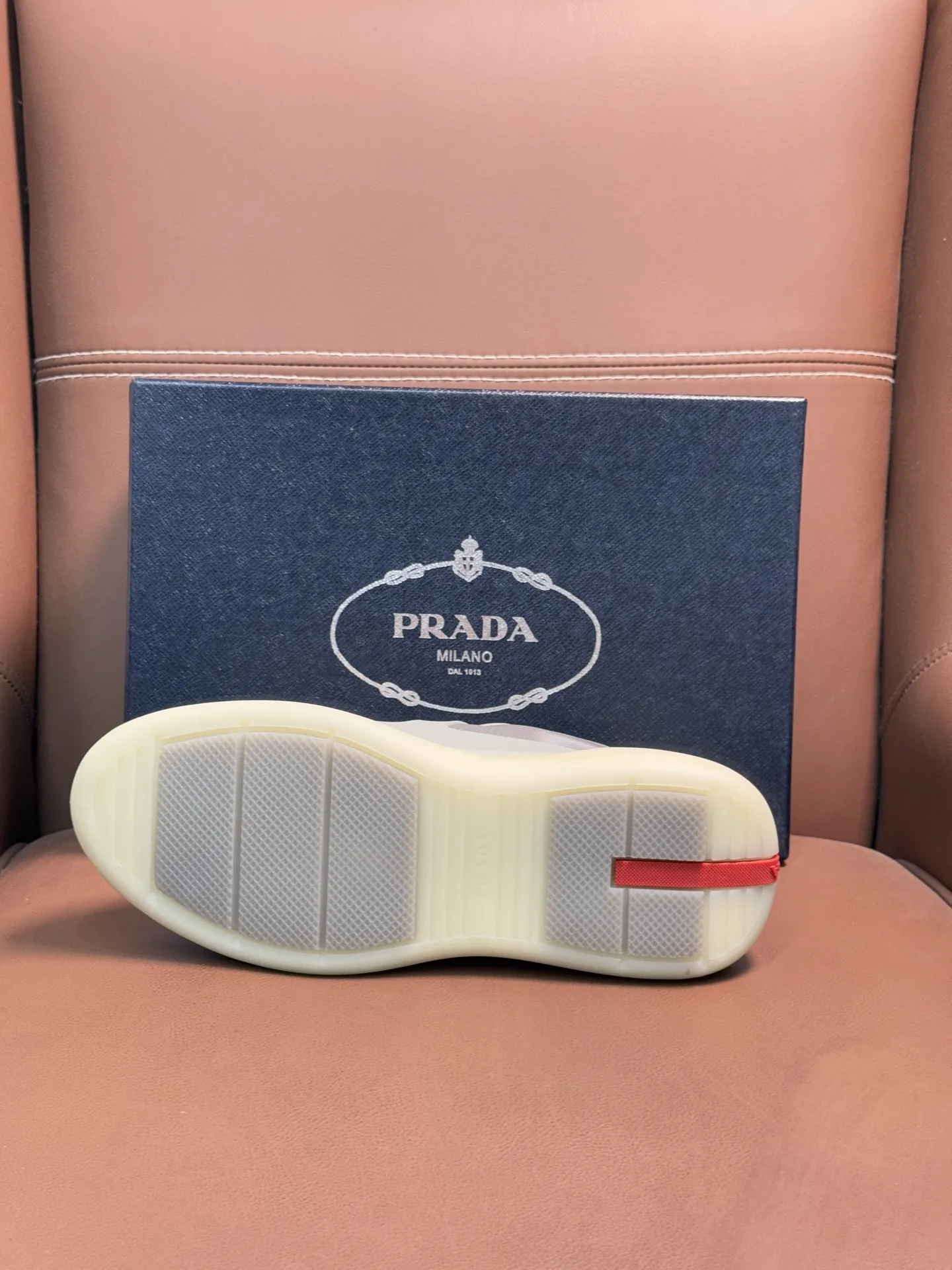 🔥🔥 PRAD* &mdash; 普拉达。美洲杯再生尼龙和Bike皮面运动鞋 这款再生尼龙运动鞋兼具实用性与创新性，富有现代特色，搭配轻便的鞋底，融入极简主义细节设计。鞋面点缀锁温压胶装饰。丝网印花Prad*徽标。尼龙带环鞋带 TPU鞋底，采用超轻质发泡橡胶填充材料。橡胶图案纹路。鞋底高度：40毫米 可拆卸覆织物鞋垫。 码数：39-45。p380