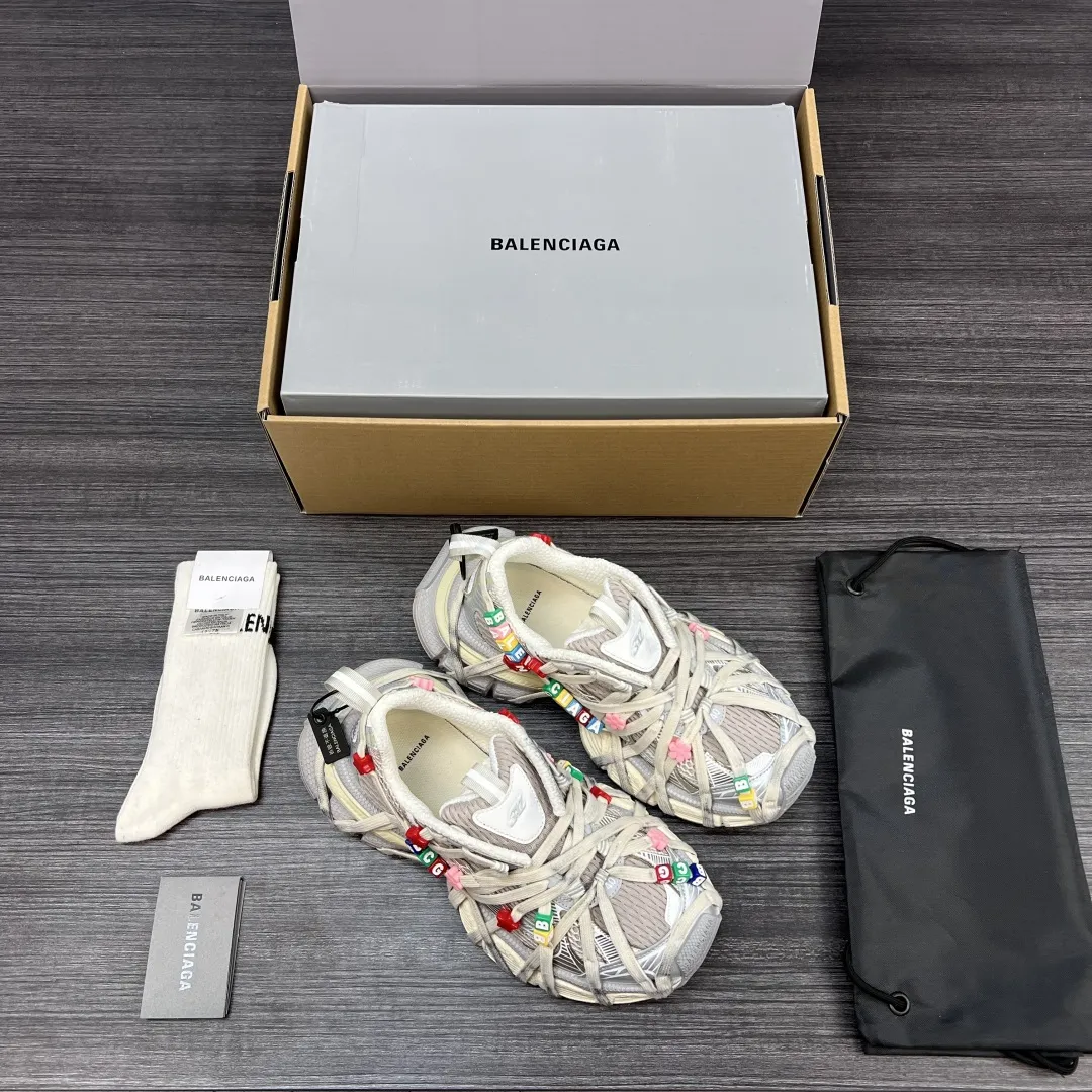 💰600 纯原版本Balenciaga巴黎世家 3XL Extreme Lace 做旧效果 字母装饰 低帮 老爹鞋 彩色 3XL Extreme Lace 在原蜘蛛侠设计基础添加巴黎世家彩色字母扣饰 显得别具一格 保持着巴黎世家独有设计风格 质感很丰富。做旧依然保持不失复古风味！值得推荐的一款新品！ 包装:全套原版包装加固飞机盒包装！ 码数:35-46码！(正码)