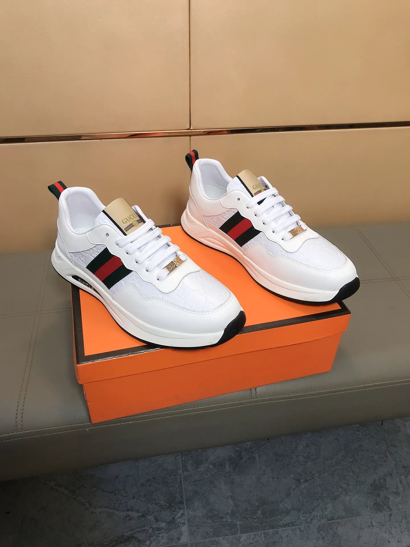 出厂价200 ⌚️⌚️【GUCCI】古奇男鞋休闲鞋绝对火爆🔥潮男的极致搭配单品!超质感魅力挡不住,主推款,鞋面选用优质牛皮压花,羊皮垫脚, 耐磨橡胶底,高贵典雅!舒适度爆棚🎁🎁想怎么帅就怎么帅💪 码数:38-44码!