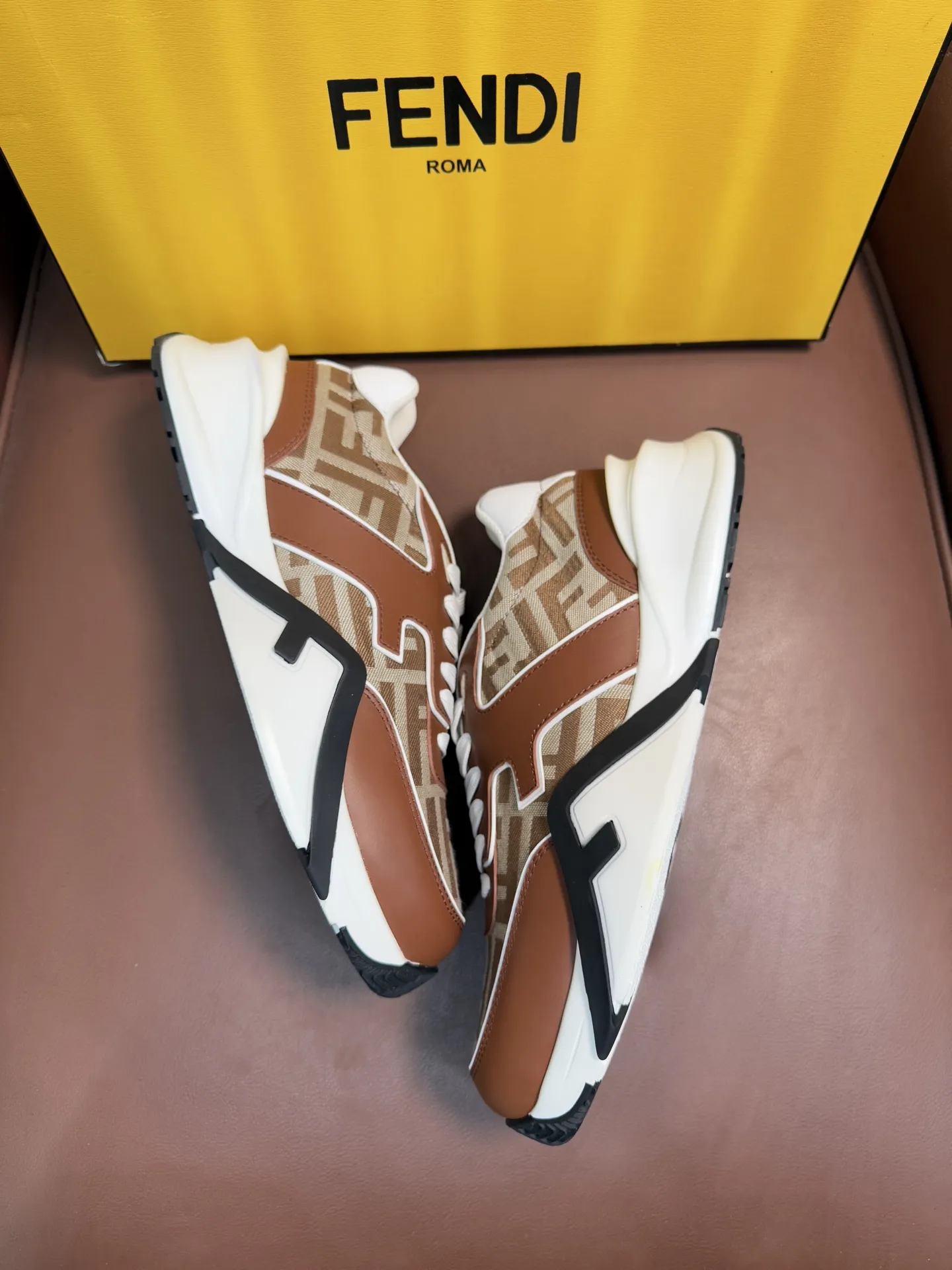 💰410 FEND*—芬迪 芬家Flow 男士休闲运动鞋,搭配松紧带、侧拉链,刻有F的波纹鞋底。鞋跟饰有凸纹Fendi Flow字样。高科技布料及蓝色和真皮混合材质。装饰Lycra®细节。FF图案鞋舌。超轻耐磨EVA鞋底。 码数:39-44(45.46定做)