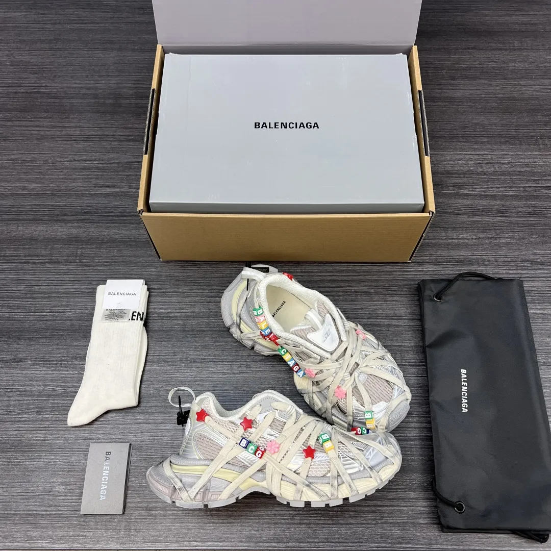 💰600 纯原版本Balenciaga巴黎世家 3XL Extreme Lace 做旧效果 字母装饰 低帮 老爹鞋 彩色 3XL Extreme Lace 在原蜘蛛侠设计基础添加巴黎世家彩色字母扣饰 显得别具一格 保持着巴黎世家独有设计风格 质感很丰富。做旧依然保持不失复古风味!值得推荐的一款新品! 包装:全套原版包装加固飞机盒包装! 码数:35-46码!(正码)