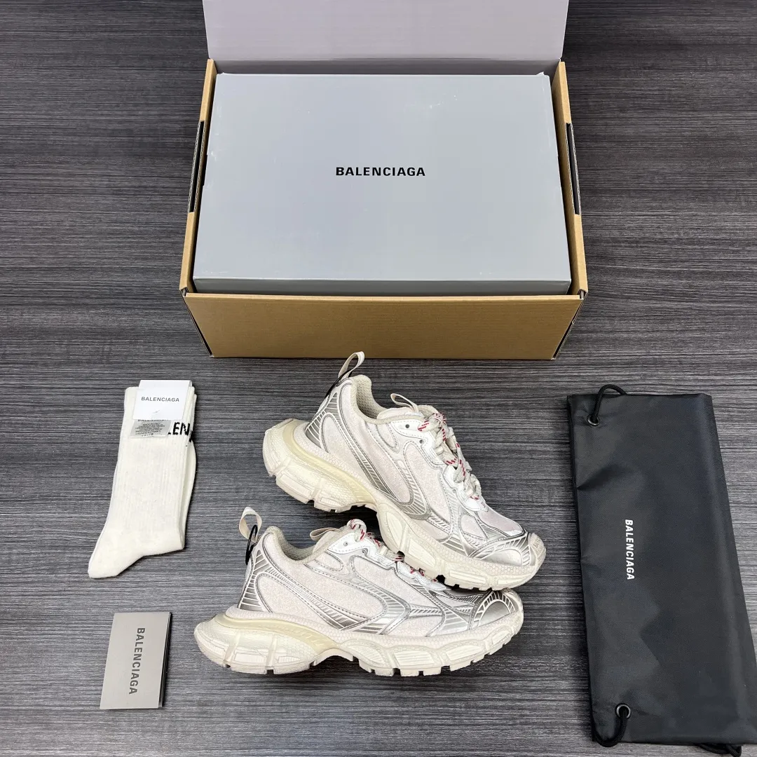 💰420 纯原版本Balenciaga Phantom Sneaker 巴黎世家3XL 白银满天星 潮流跑鞋 在延续 Track Trainer 户外轮廓和复杂鞋面结构的同时,新版本在后跟位置增加了透明带的部件,整鞋看起来更加复古。鞋面采用五彩粉沙织网 遇到光线如漫天星空 非常抢眼! 包装:全套原版包装加固飞机盒包装! 码数:35-46码(偏大一码 穿42拍41码)