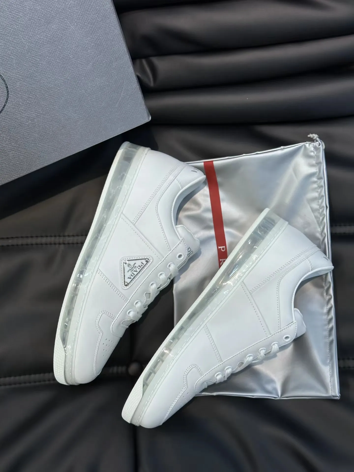 P210 38-45 Prada 普拉达新款男士真皮运动鞋,市面最高版本 、欢迎任意对比🆚!原版皮料质感极佳,超上档次!意大利进口胎羊网内里,可拆式垫!奢华用料、精细做工,极力推荐入手!