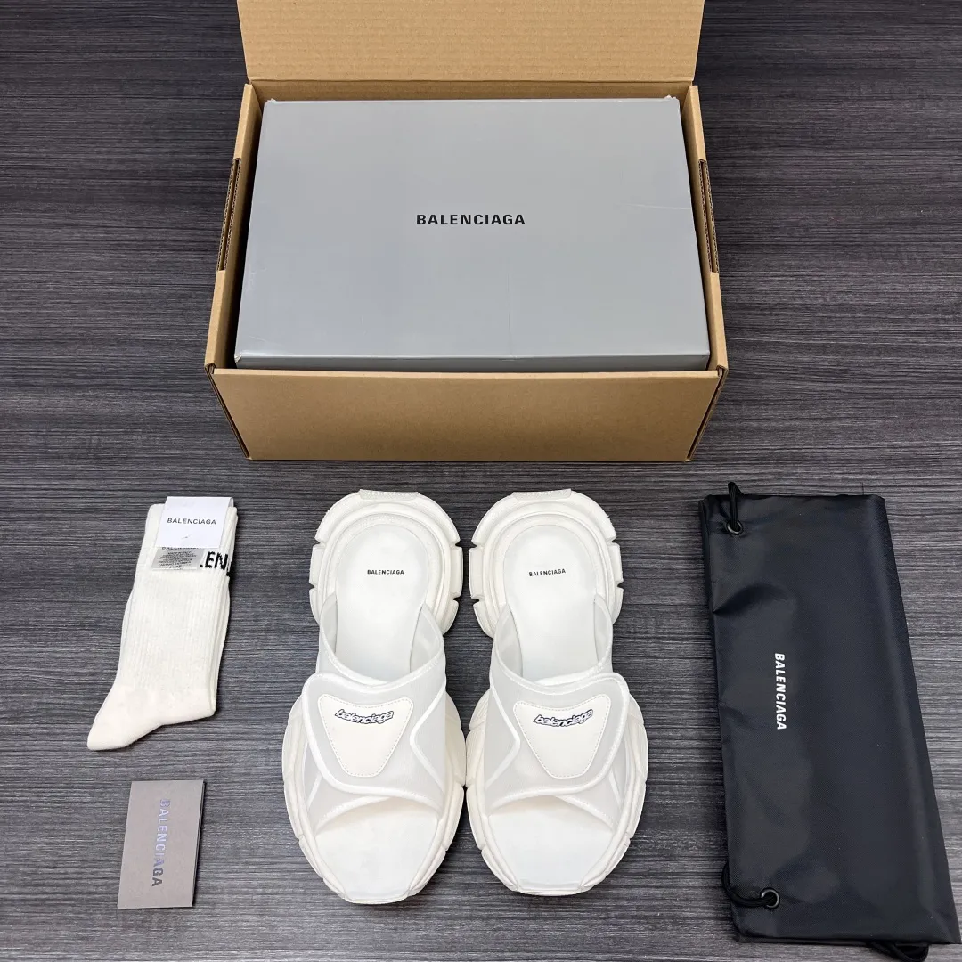 💰400 纯原版本Balenciaga巴黎世家 3XL 厚底套脚一字拖鞋 白色情侣款。 此款魔术贴设计拖鞋 延续 3Xl造型户外轮廓和复杂鞋面结构的同时,增加了透气吸汗的软绵内里材质 大底采用水洗做旧鞋子复古有调值得推荐! 包装:全套原版包装加固飞机盒包装! 码数:35-44码!(偏大一码 穿42拍41)