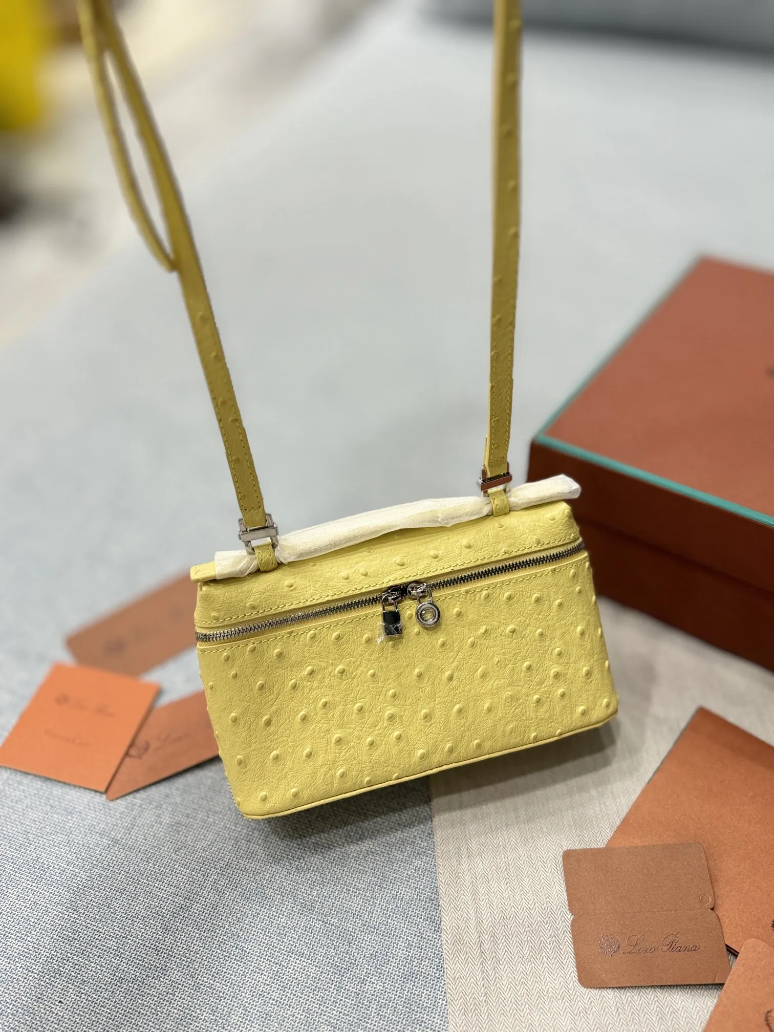 P175 配盒🎀 size：19.5&times;11.5 Loro Piana 鸵鸟皮 饭盒包 手提单肩斜挎包 越看越上头！ 这个颜色是怎么做到看起来又暗又亮的? 亮是感觉颜色很提亮， 暗是觉得绿得也不耀眼， 可能是和鸵鸟皮的关系， 搭配金扣，完美的复古风就出来了