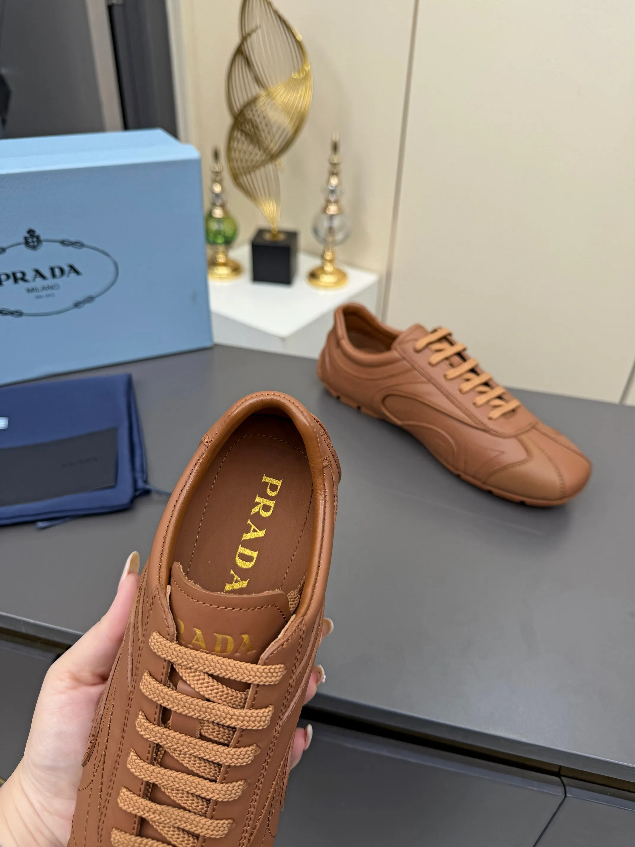 实价不让利P300!普拉达·PRADA🔥2026最新款休闲德训鞋⛳️原版1比1开发,复古时髦前卫的设计,让整双鞋轻便舒适,皮与高丝光牛绒的设计更是简洁大方,搭配古沙滩凉鞋造型,每一个元素都踩在时髦点上🤗 ✦面料:进口头层牛皮 ✦内里:羊皮内里 ✦大底:原版1:1开双色生胶底 ✦码数:女码 35--40, ✦码数:男码 39--44, ✦码数:可以定做女41 女42 男45