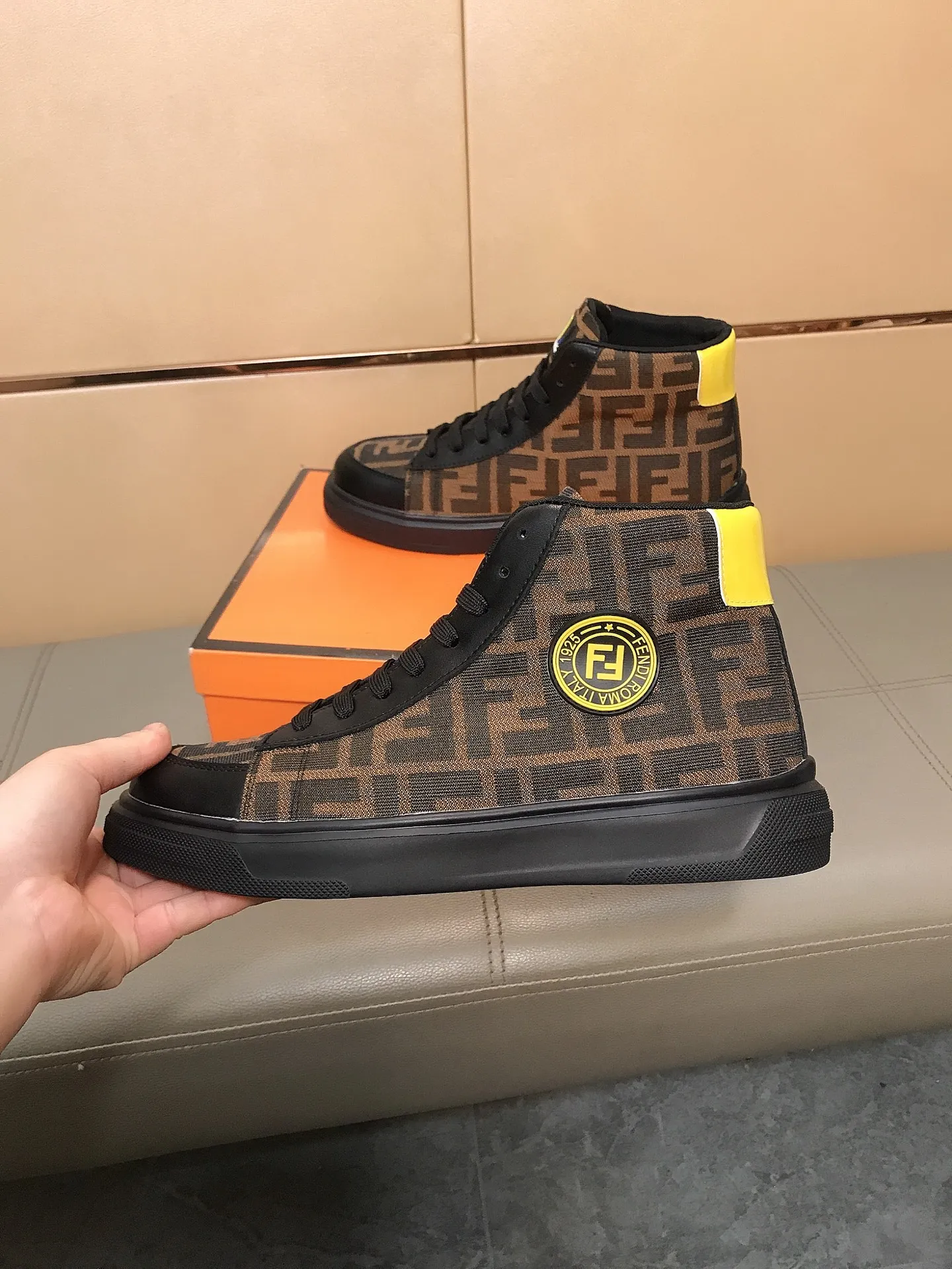 出厂价220 🥾🥾&harr;️&harr;️【fendi】芬迪 经典舒适男士高帮休闲鞋，鞋面选用磨砂皮搭配品牌印花面料，羊皮垫脚，橡胶耐磨大底 这种独特的风格适合四季，随意而精致的感性，上脚舒适自然 秋冬休闲出行日常款！码数：38-44