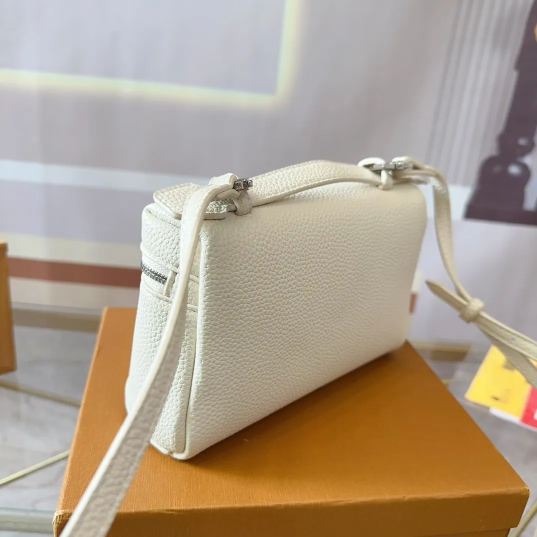 P125 配盒子 貌美如花LoroPiana小方包 不再买包的我看到这个小白真是受不了 简直太适合夏天,容量可放下手机 钥匙 气垫 手纸 口红等,好喜欢這 #OroPiana#夏日小包推荐 尺寸:20 13 T