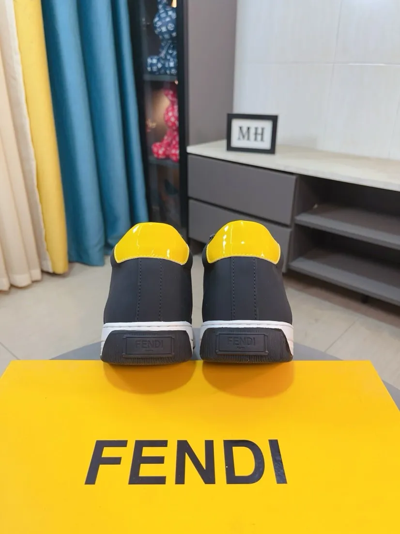 出厂价230🌹🌹【fendi 芬迪】：🔝男鞋高端品牌：高帮系系：官网1：1最新力作：鞋面采用品牌布料配进口牛皮工艺，➕🐑羊皮里制作👍让行走更加便捷舒适，惊世之作，与官方的质量相比美的1：1复刻[色]！打造时尚个性衬托你的与众不同！潮男必备! 🔥码数：38-44。