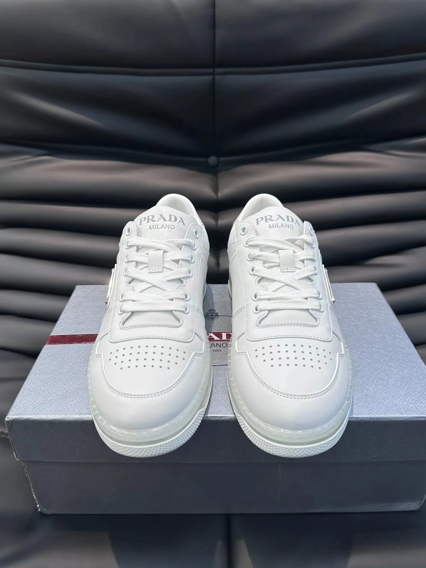 P210 38-45 Prada 普拉达新款男士真皮运动鞋,市面最高版本 、欢迎任意对比🆚!原版皮料质感极佳,超上档次!意大利进口胎羊网内里,可拆式垫!奢华用料、精细做工,极力推荐入手!