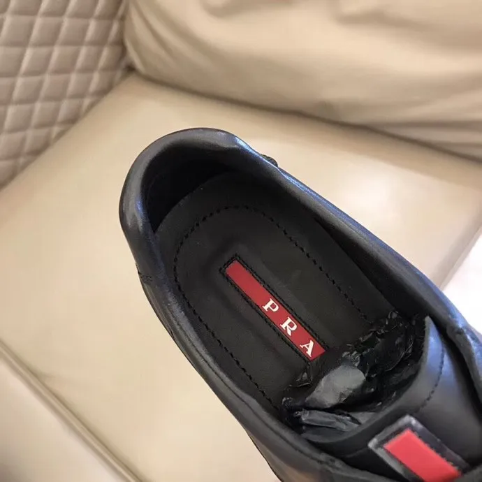 P200元 Size:38-45 Prada 普拉达2021春夏款男士真皮运动鞋,市面最高版本 、欢迎任意对比🆚!原版皮料质感极佳,超上档次!意大利进口胎羊内里,可拆式垫!奢华用料、精细做工,极力推荐入手!