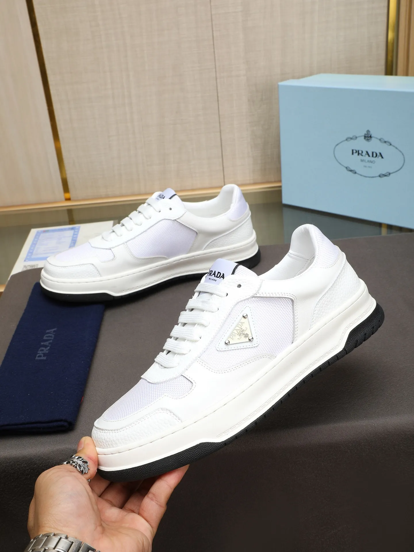 PP200 新款普拉达休闲男鞋意大利著名的奢侈品品牌,目前超爱的款,脚感很好,洋气时髦,显得脚型很正,走起路来也很轻便~鞋型很正,上脚非常好看!鞋面头层小牛皮➕进口防水布料➕水洗羊里,发泡耐磨超轻大底!舒适 首选好男鞋 长期不过时款! 尺码:38-39-40-41-42-43-44(45定做)多色选!