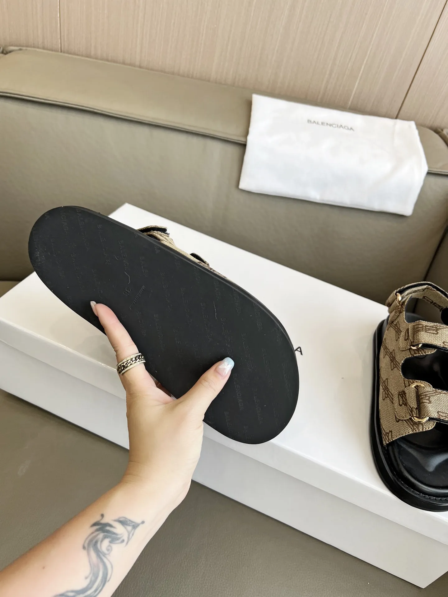 🍓 2025春夏BALENCIAGA/巴黎世家 爆款推荐[得意]这款鞋今年非常🔥爆，独立风格➕各处无可挑剔的细节做工。码数35-40码 41克定做。出厂价250