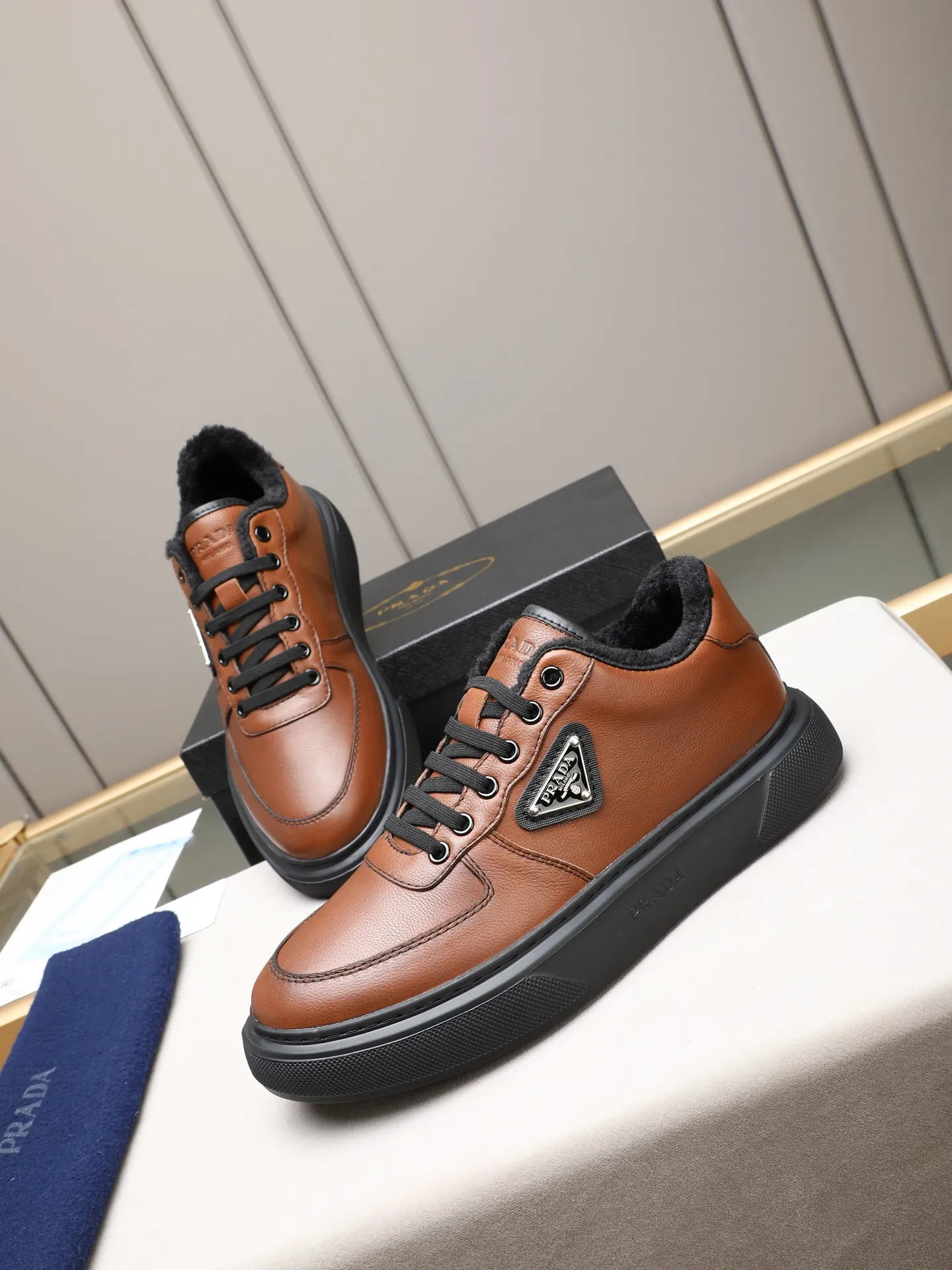 PP240 Prada/普拉达 男士新款休闲鞋，这款鞋面采用进口小牛皮+绒里！外侧饰以P家经典金属三角珐琅徽标，大底采用防滑运动发泡超轻大底，上脚脚感很好，洋气时髦单品！两色选！ Size：38-44（45定做）