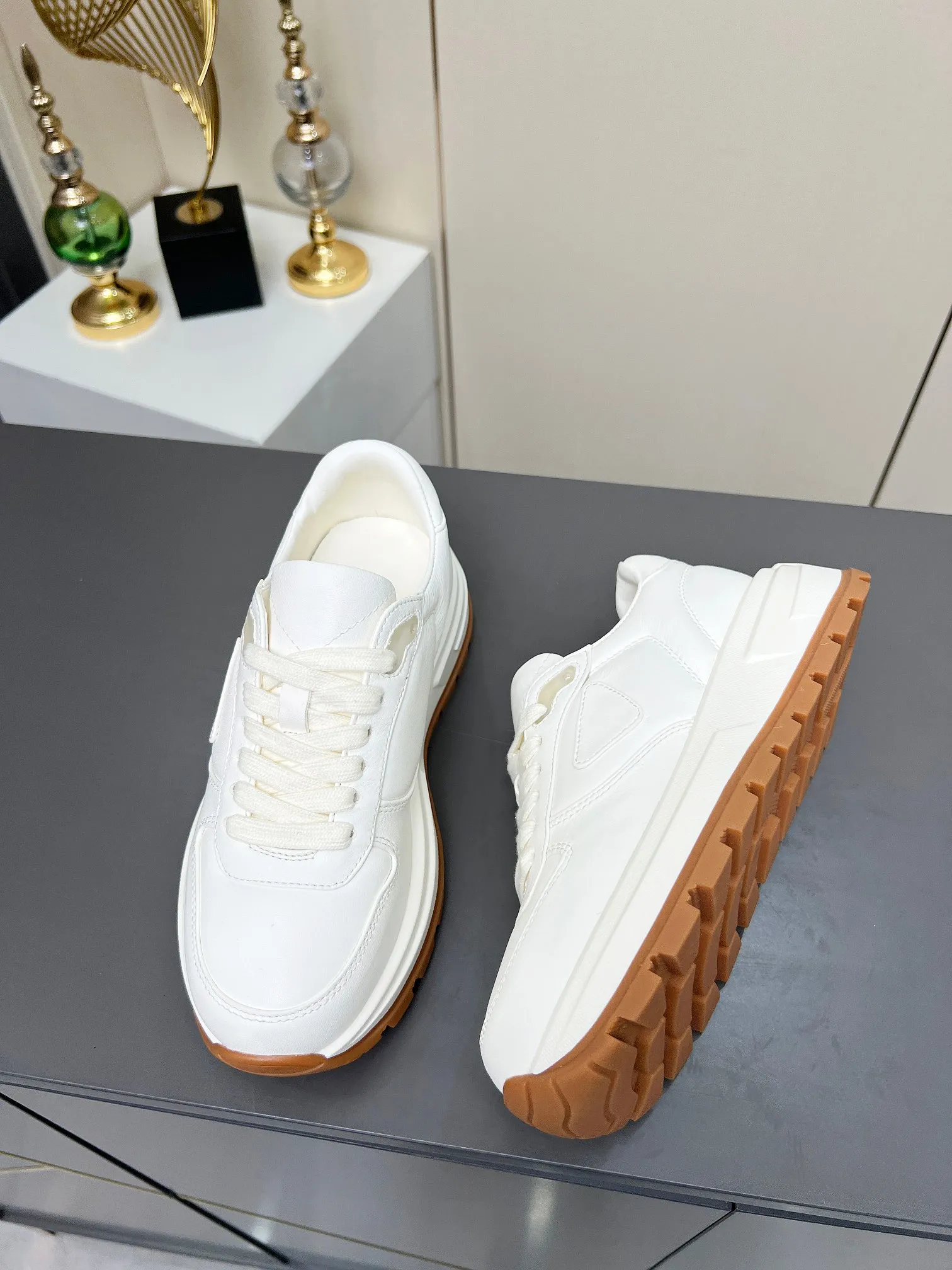 💰无标/自主标⛳️【普拉达·PRADA同款】⛳️2025早春🎖休闲厚底松糕鞋小皮鞋火爆登场🤗🤗原板复制!折边工艺~完美无瑕!采用高级感满满的进口绵羊小羊皮做鞋面,真正做到最顶级,请各位看清细节认准品质,底厚4cm,防滑耐磨tpu橡胶底底,低调致敬品牌设计传承,打造属于完美的风格。💣炸街款🔥又酷又飒 C位时髦穿搭🌹🌹经典鞋型,呈现出精致质感!拥有着高档气质! ♺面料:进口环保牛皮 ♺内里:柔软羊皮 ♺垫脚:柔软羊皮 ♺码数:女码35--40,出厂价300 ♺码数:男码39--45,出厂价310