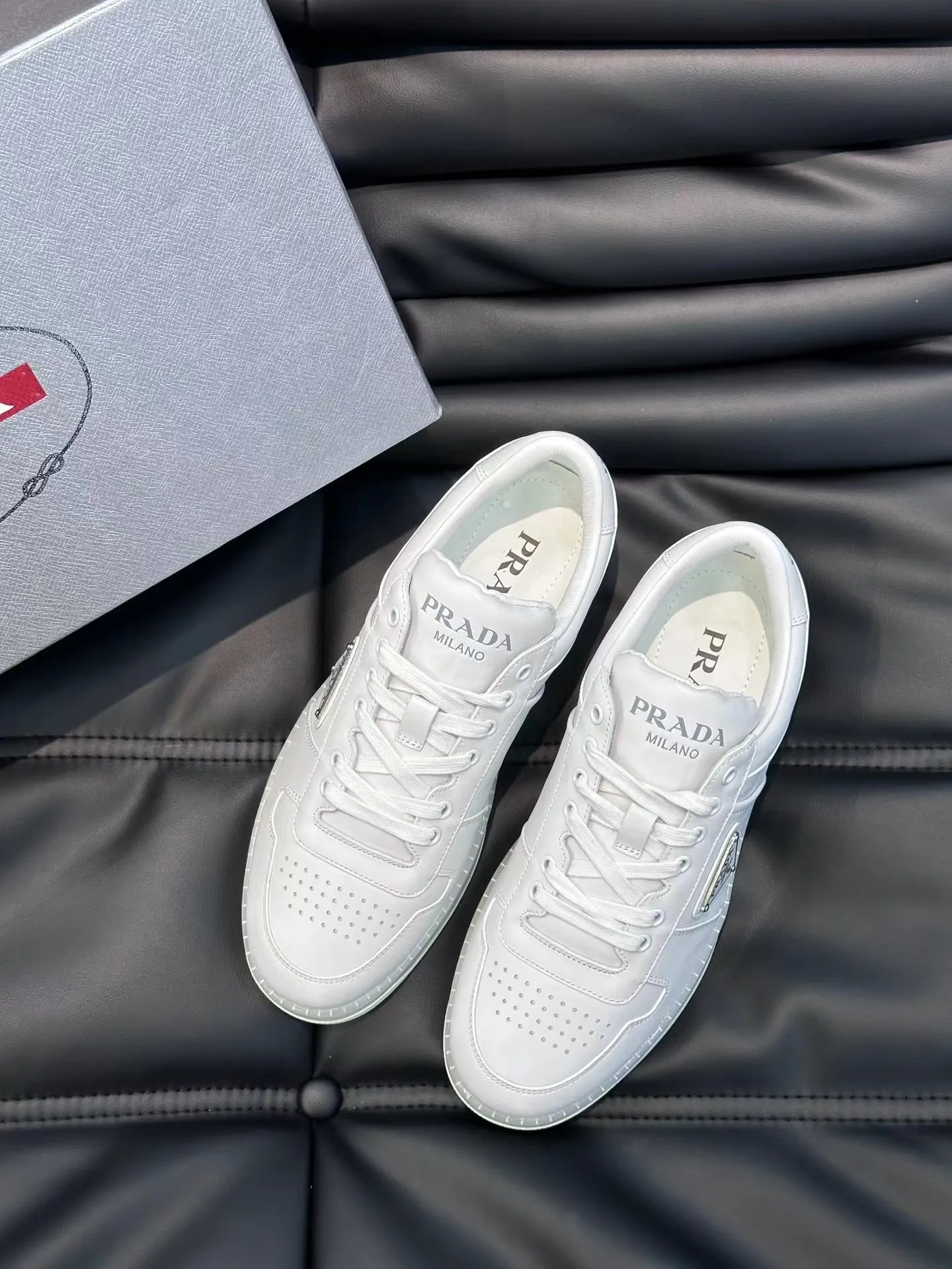 P210 38-45 Prada 普拉达新款男士真皮运动鞋，市面最高版本 、欢迎任意对比🆚！原版皮料质感极佳，超上档次！意大利进口胎羊网内里，可拆式垫！奢华用料、精细做工，极力推荐入手！