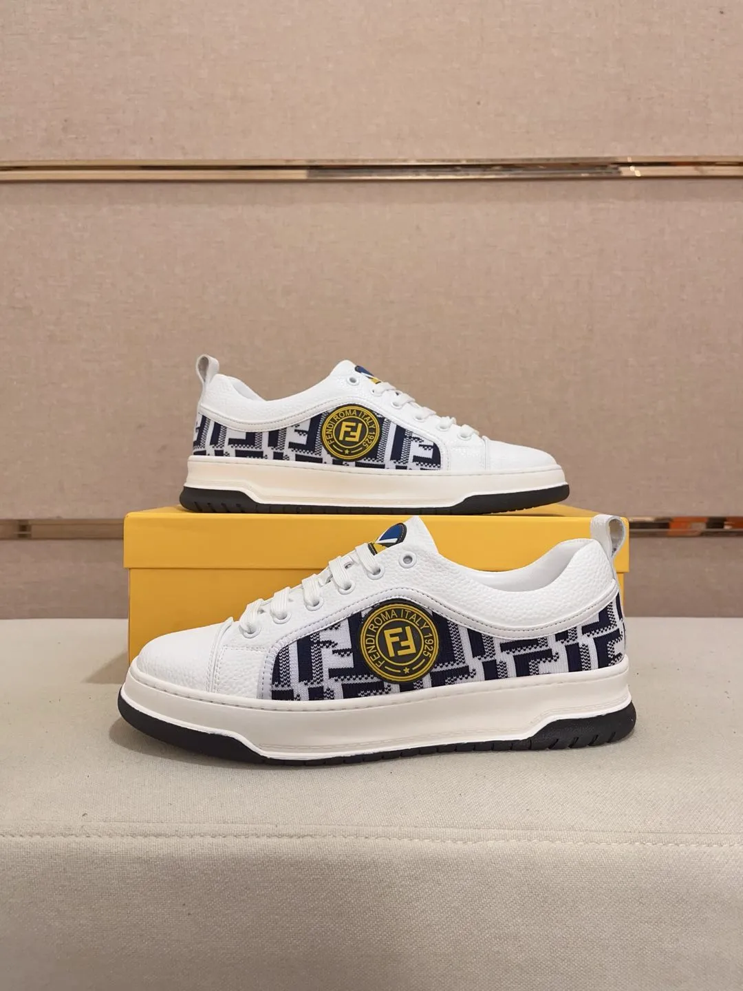 工厂价 200💰 (fendi芬迪) 新款👊🏻鞋面🇮🇹进口牛皮面料 🇩🇪内里进口羊皮内里 。原版大底开模,每一位男士的身份衬托,上脚大气稳重🚶🏻🚶🏻高端定制专柜原版复刻📯不管风吹雨打鞋楦不变,经得起时间的验证🔍️,🔵 码数:38-44