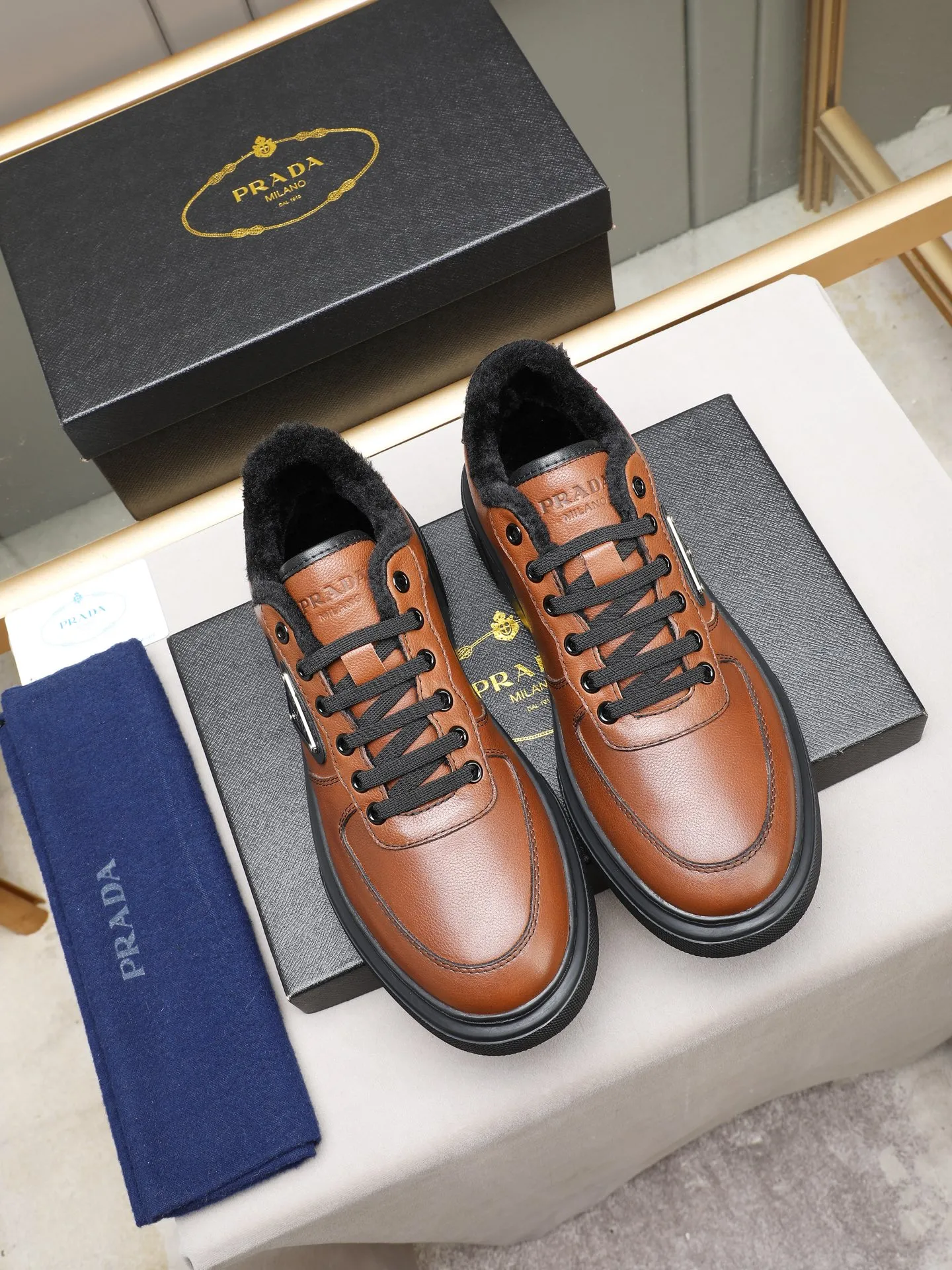 PP240 Prada/普拉达 男士新款休闲鞋，这款鞋面采用进口小牛皮+绒里！外侧饰以P家经典金属三角珐琅徽标，大底采用防滑运动发泡超轻大底，上脚脚感很好，洋气时髦单品！两色选！ Size：38-44（45定做）