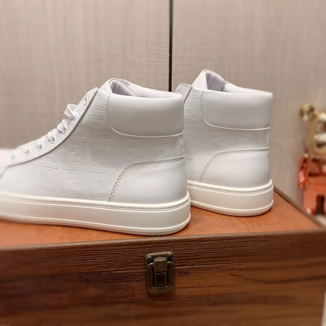 高帮新款🎩🎩[闪电][闪电] 工厂价220《 芬迪FENDI* 》 最新&bull;爆款休闲鞋，顶端品牌[勾引]奢侈～代购，顶级～质量。[强]鞋面選用进口透气牛皮搭配材质➕透气羊皮内里（&bull;）精细做工。原版个性时尚柔软橡膠耐磨防滑大底，上脚轻巧舒适，实物拍摄🎬實物更好看，码数: 38-44。2️⃣色入选