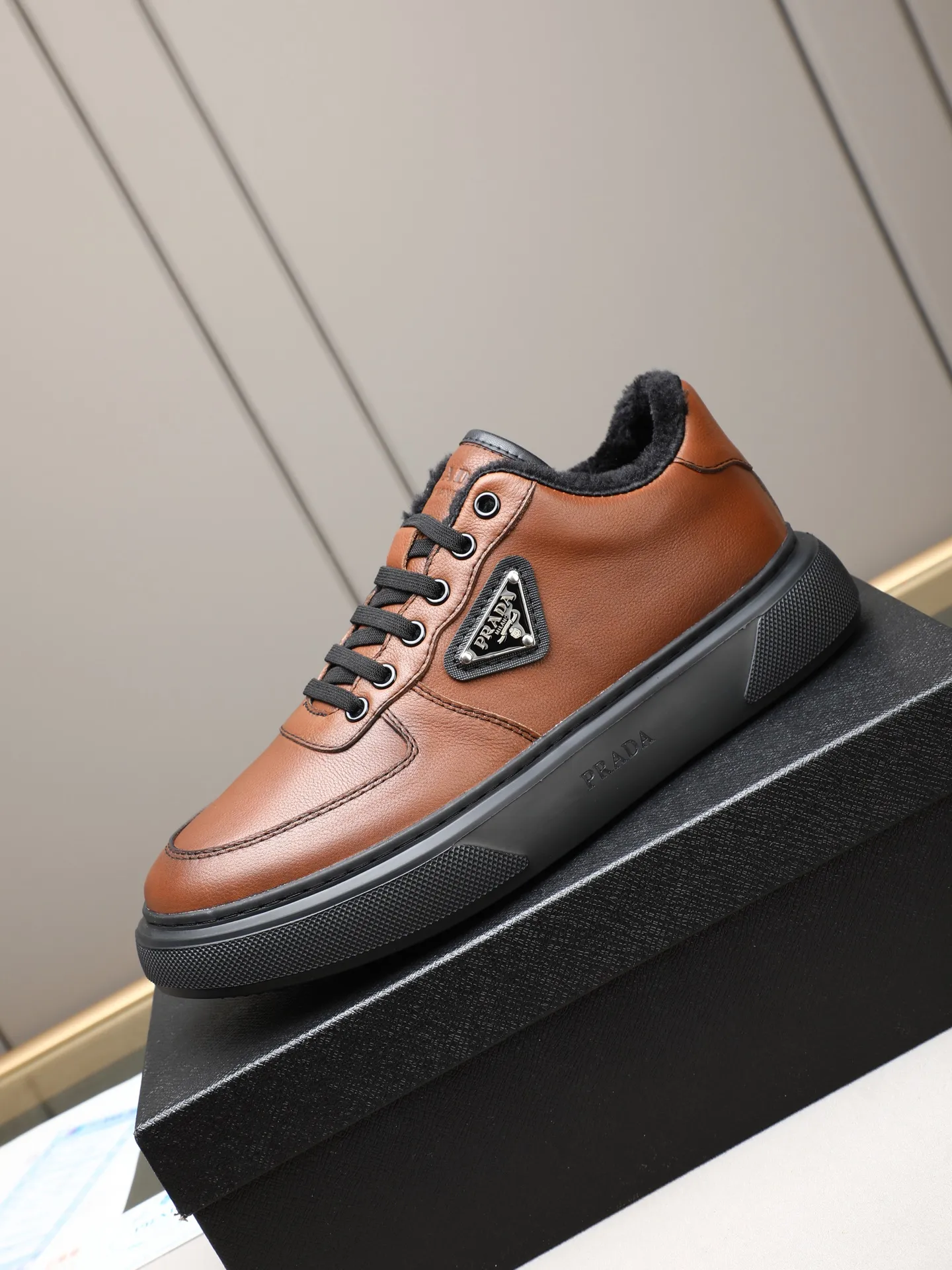 PP240 Prada/普拉达 男士新款休闲鞋,这款鞋面采用进口小牛皮+绒里!外侧饰以P家经典金属三角珐琅徽标,大底采用防滑运动发泡超轻大底,上脚脚感很好,洋气时髦单品!两色选! Size:38-44(45定做)
