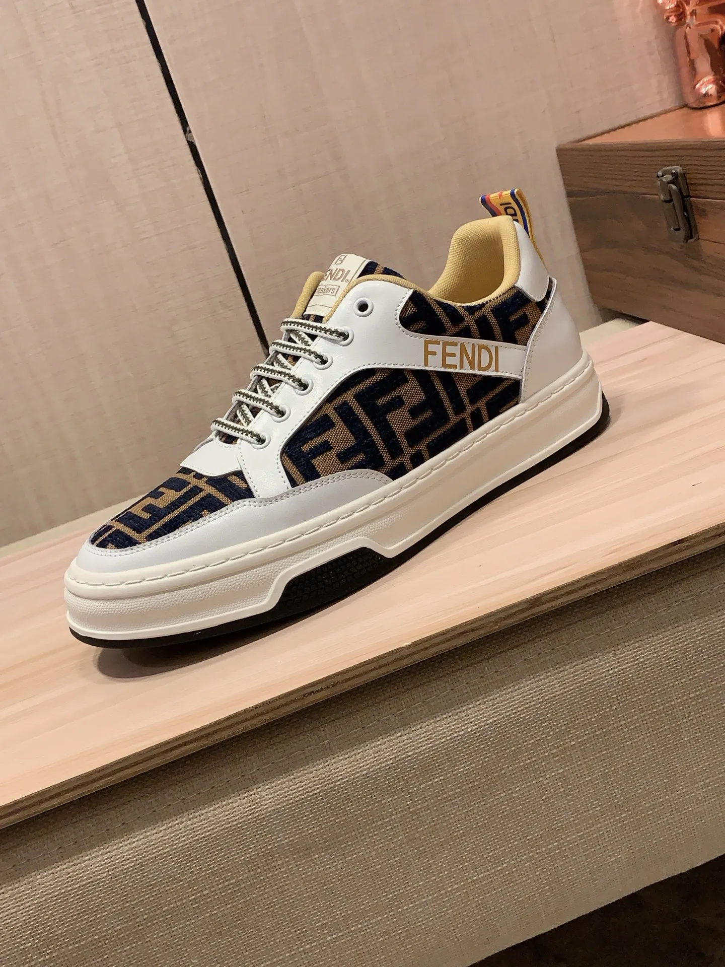 新款: 厂价:200💰💰🎩🎩[闪电][闪电] 《 芬迪FENDI* 》最新&bull;爆款休闲鞋，顶端品牌[勾引]奢侈～代购，顶级～质量。[强]鞋面選用进口透气牛皮搭配材质➕透气羊皮垫脚（&bull;）精细做工。原版个性时尚柔软橡膠耐磨防滑大底，上脚轻巧舒适，实物拍摄🎬實物更好看，2291:码: 38-44，2️⃣色入选