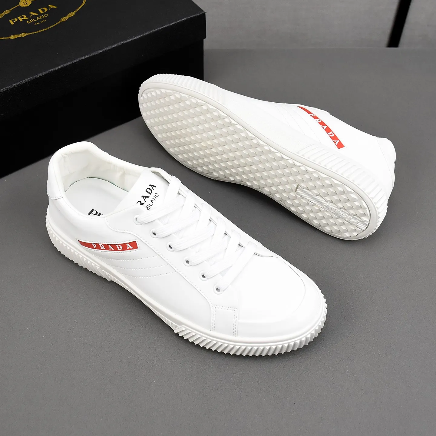 PP210👟👟👟Prada引爆全场!不断创新的国际品牌普拉达 此款男士休闲鞋,原版版本,专柜一比一牛皮材质,皮垫脚➕橡胶防滑大底,透气舒适以质量说话👄38-44