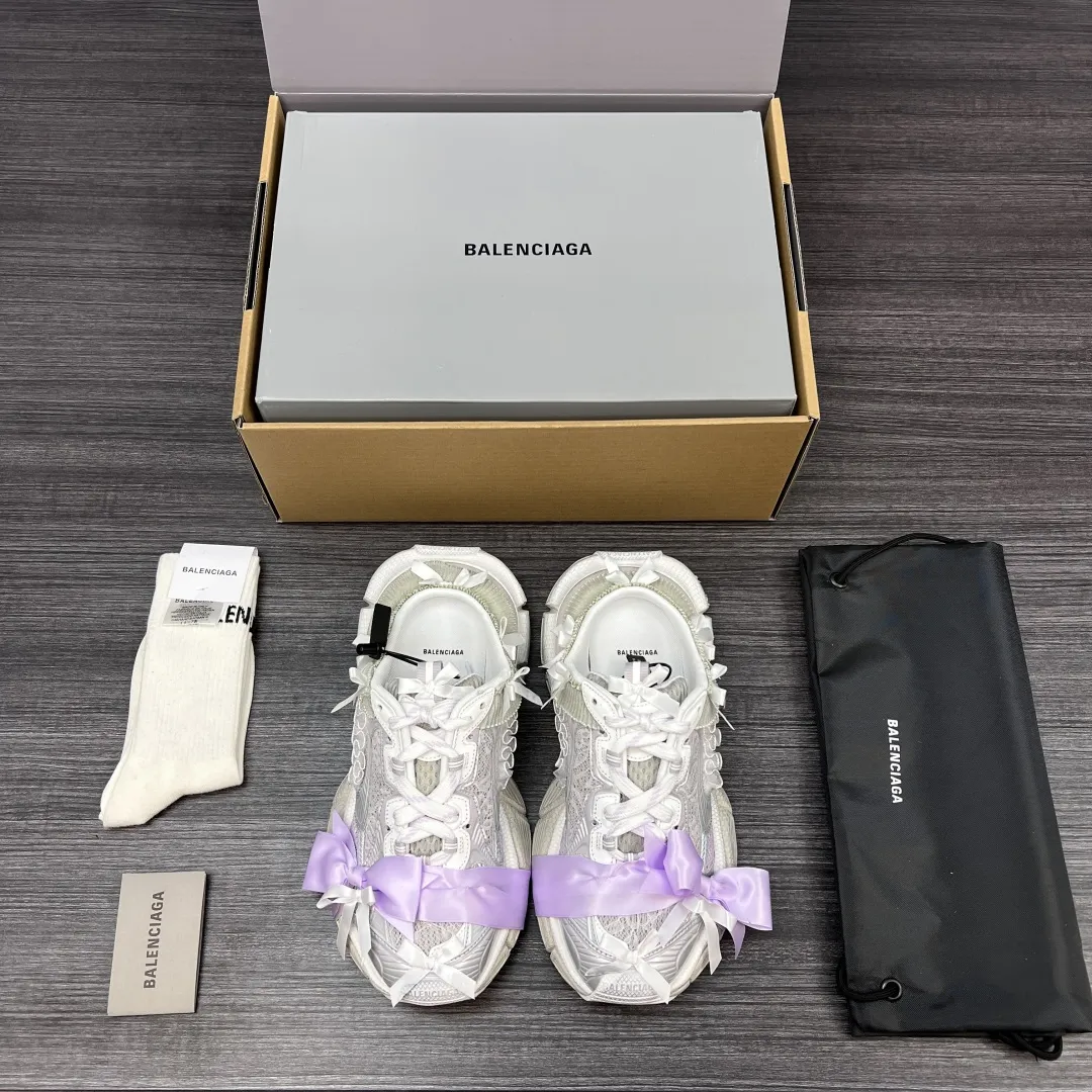 💰480 纯原版本Balenciaga巴黎世家 3XL 蕾丝结蝴蝶结半拖 人造革 圆头系代 低帮 老爹鞋 白银紫在延续 Track Trainer 户外轮廓和复杂鞋面结构的同时，鞋面蕾丝+蝴蝶结设计 每一处都是少女感拉满！ 神仙颜值超级赞！ 包装:全套原版包装加固飞机盒包装！ 码数:35-42码！(正码)