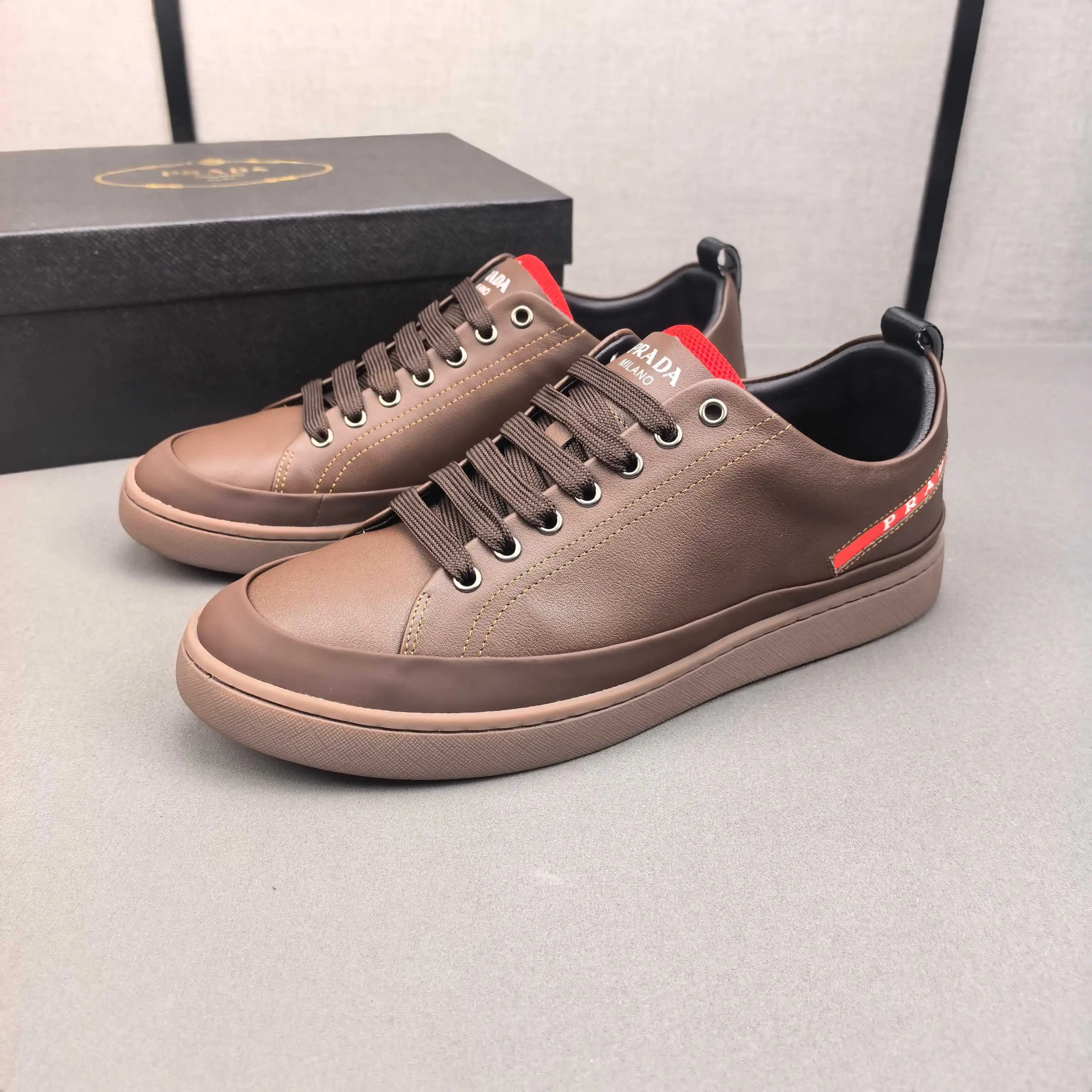 PP220👟👟👟Prada引爆全场！不断创新的国际品牌普拉达 此款男士休闲鞋，原版版本，专柜一比一牛皮材质，皮垫脚➕橡胶防滑大底，透气舒适以质量说话👄38-44