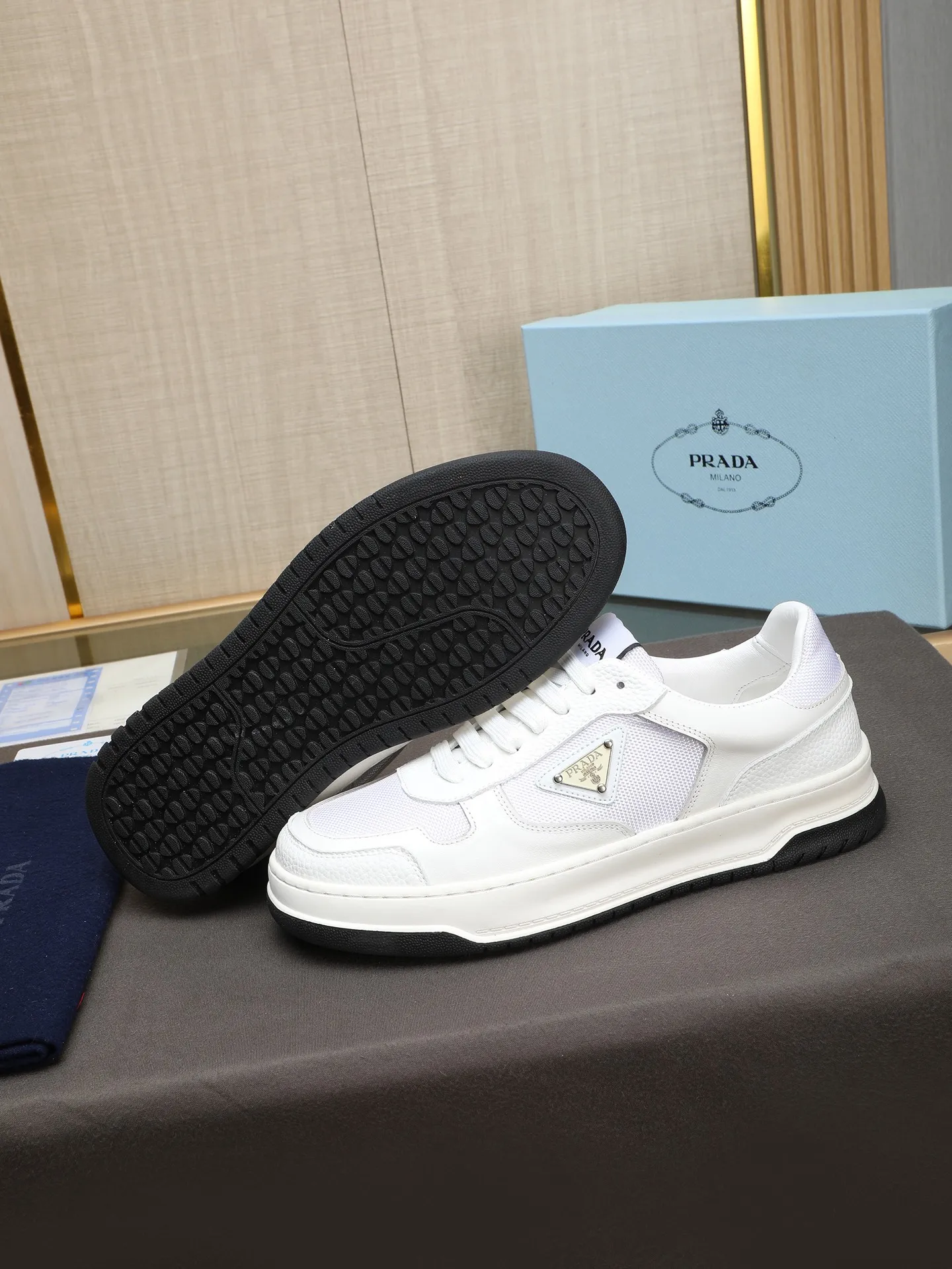 PP200 新款普拉达休闲男鞋意大利著名的奢侈品品牌,目前超爱的款,脚感很好,洋气时髦,显得脚型很正,走起路来也很轻便~鞋型很正,上脚非常好看!鞋面头层小牛皮➕进口防水布料➕水洗羊里,发泡耐磨超轻大底!舒适 首选好男鞋 长期不过时款! 尺码:38-39-40-41-42-43-44(45定做)多色选!