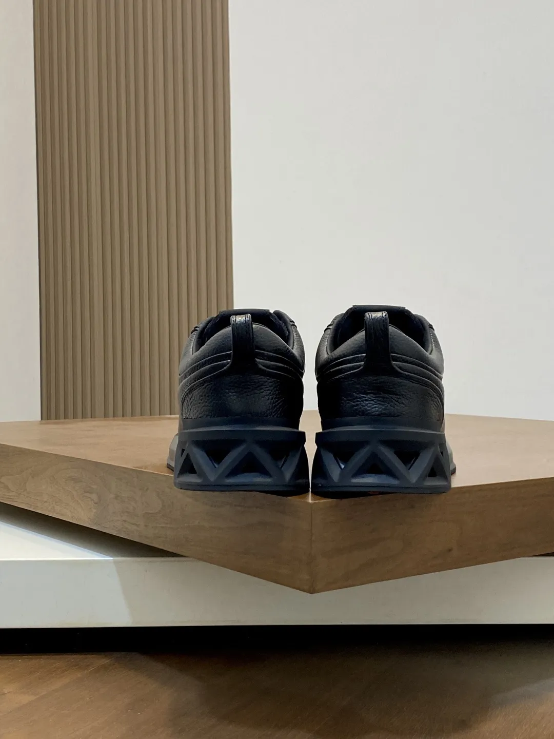 💰390 Prada/普拉达 男士新款皮面拼接运动鞋 这款运动鞋呈现现代版型,以利落线条与流畅细节重新演绎品牌典藏款型。鞋履采用小牛皮革和科技织物打造,外侧饰有三角金属徽标,后跟亮色TPU装饰,内里后跟加长加衬设计,穿着更舒适,鞋舌饰有丝印徽标,搭配后跟镂空橡胶厚底,全牛皮内里标配徽标牛皮垫脚,上脚增高舒适、百搭耐看!配全套原包装! 码数:39-40-41-42-43-44 标准皮鞋尺码(45可定做不支持退换)