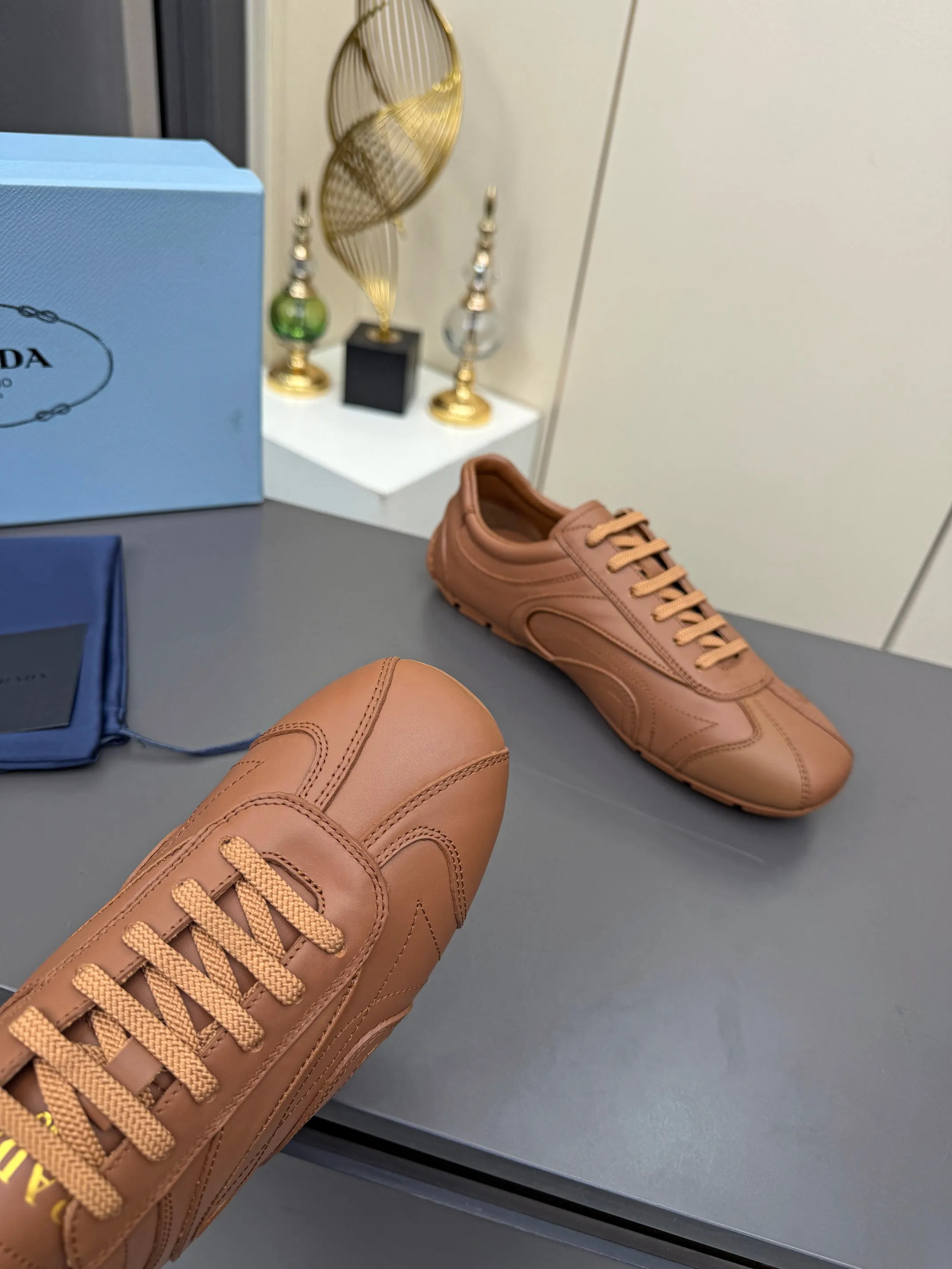 实价不让利P300！普拉达&middot;PRADA🔥2026最新款休闲德训鞋⛳️原版1比1开发，复古时髦前卫的设计，让整双鞋轻便舒适，皮与高丝光牛绒的设计更是简洁大方，搭配古沙滩凉鞋造型，每一个元素都踩在时髦点上🤗 ✦面料：进口头层牛皮 ✦内里：羊皮内里 ✦大底：原版1:1开双色生胶底 ✦码数：女码 35--40， ✦码数：男码 39--44， ✦码数：可以定做女41 女42 男45