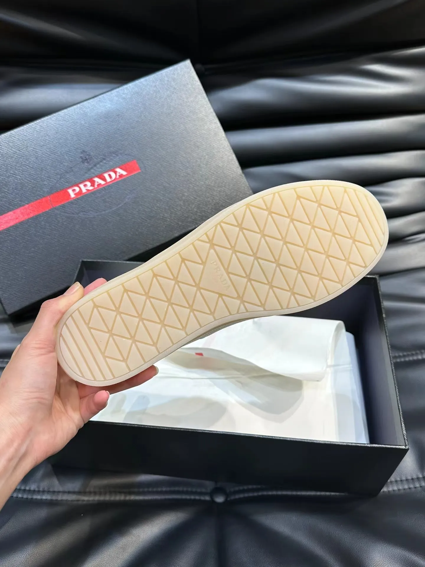 P180元 38-45 Prada 普拉达新款男士真皮运动鞋,市面最高版本 、欢迎任意对比🆚!原版皮料质感极佳,超上档次!意大利进口胎羊网内里,可拆式垫!奢华用料、精细做工,极力推荐入手!