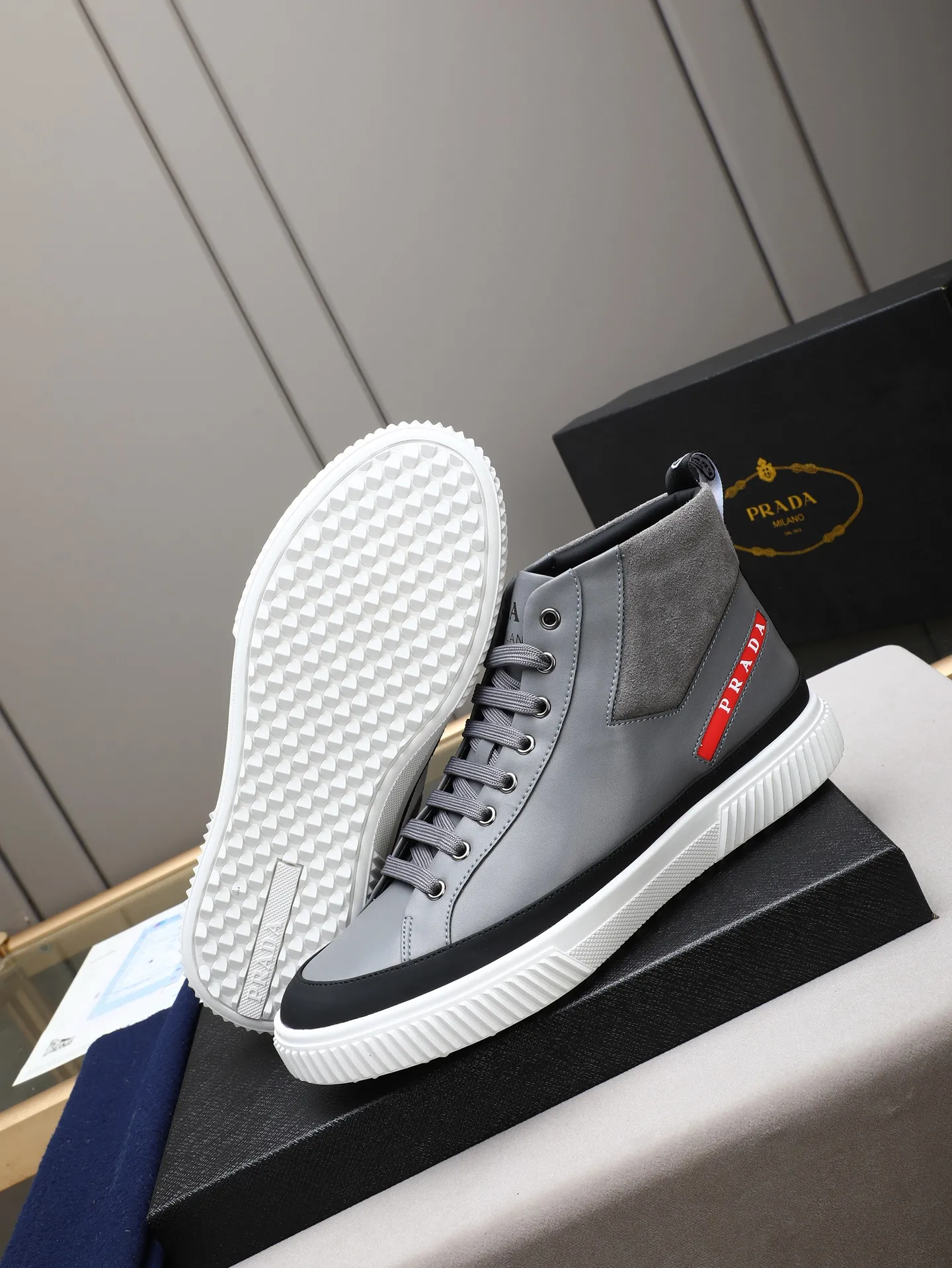 PP220 新款普拉达休闲男鞋意大利著名的奢侈品品牌,目前超爱的款,脚感很好,洋气时髦,显得脚型很正,走起路来也很轻便~鞋型很正,上脚非常好看!面鞋面进口牛皮➕水洗羊里,大底采用防滑运动专属带logo底,舒适 首选好男鞋 长期不过时款! 尺码:38-39-40-41-42-43-44(45定做)多色选!