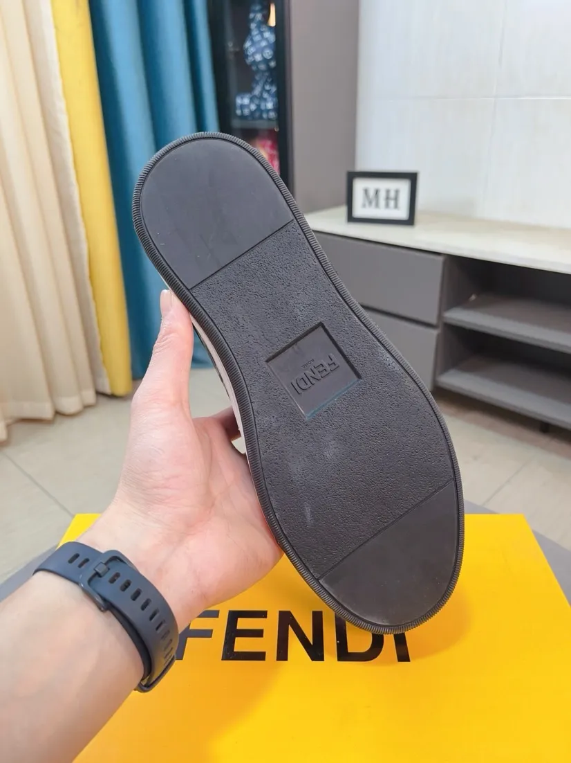 出厂价230🌹🌹【fendi 芬迪】：🔝男鞋高端品牌：高帮系系：官网1：1最新力作：鞋面采用品牌布料配进口牛皮工艺，➕🐑羊皮里制作👍让行走更加便捷舒适，惊世之作，与官方的质量相比美的1：1复刻[色]！打造时尚个性衬托你的与众不同！潮男必备! 🔥码数：38-44。