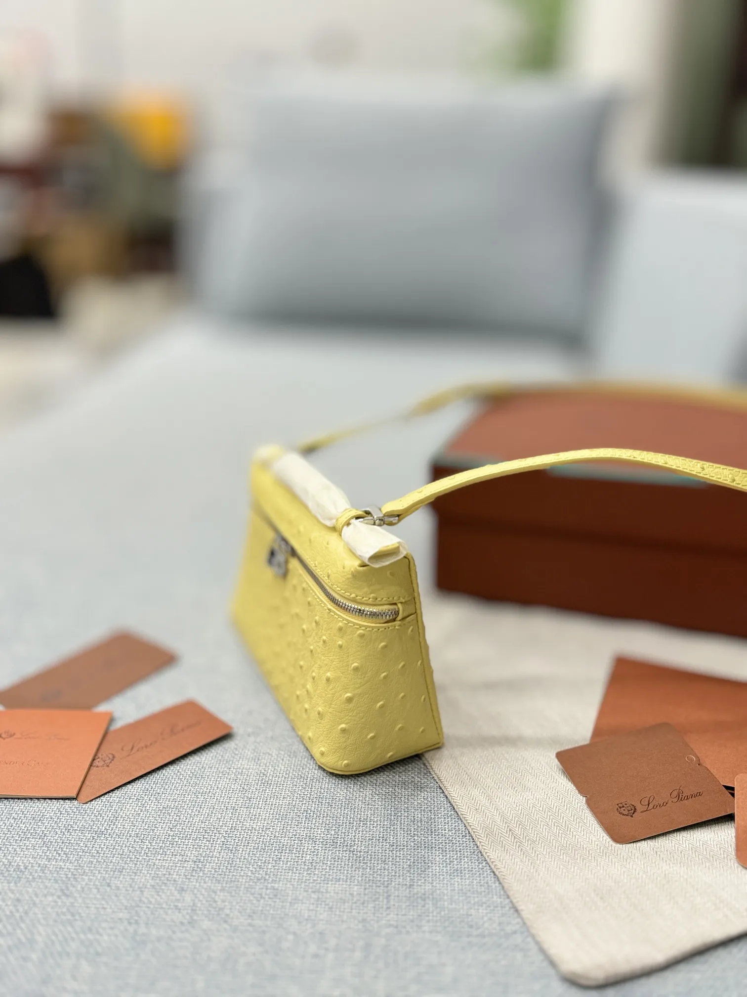 P175 配盒🎀 size:19.5×11.5 Loro Piana 鸵鸟皮 饭盒包 手提单肩斜挎包 越看越上头! 这个颜色是怎么做到看起来又暗又亮的? 亮是感觉颜色很提亮, 暗是觉得绿得也不耀眼, 可能是和鸵鸟皮的关系, 搭配金扣,完美的复古风就出来了