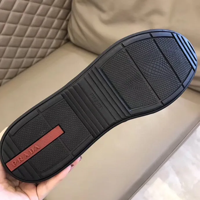 P200元 Size:38-45 Prada 普拉达2021春夏款男士真皮运动鞋,市面最高版本 、欢迎任意对比🆚!原版皮料质感极佳,超上档次!意大利进口胎羊内里,可拆式垫!奢华用料、精细做工,极力推荐入手!