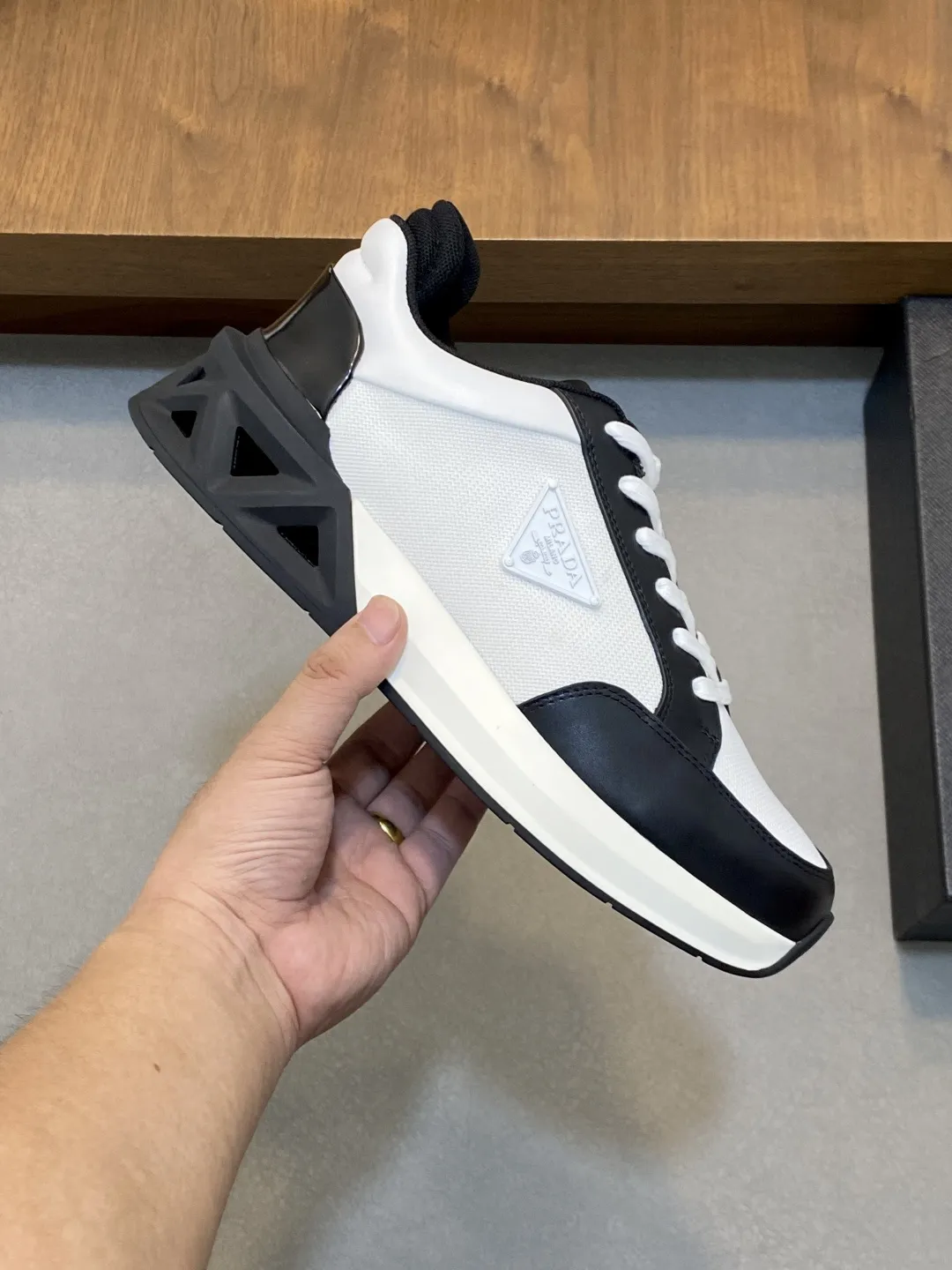 💰360 Prada/普拉达 男士新款网面拼接运动鞋 这款运动鞋呈现现代版型,以利落线条与流畅细节重新演绎品牌典藏款型。鞋履采用小牛皮革和科技织物打造,外侧饰有三角金属徽标,后跟亮色TPU装饰,内里后跟加长加衬设计,穿着更舒适,鞋舌饰有丝印徽标,搭配后跟镂空橡胶厚底,全牛皮内里标配徽标牛皮垫脚,上脚增高舒适、百搭耐看!配全套原包装! 码数:39-40-41-42-43-44 标准皮鞋尺码(45可定做不支持退换)