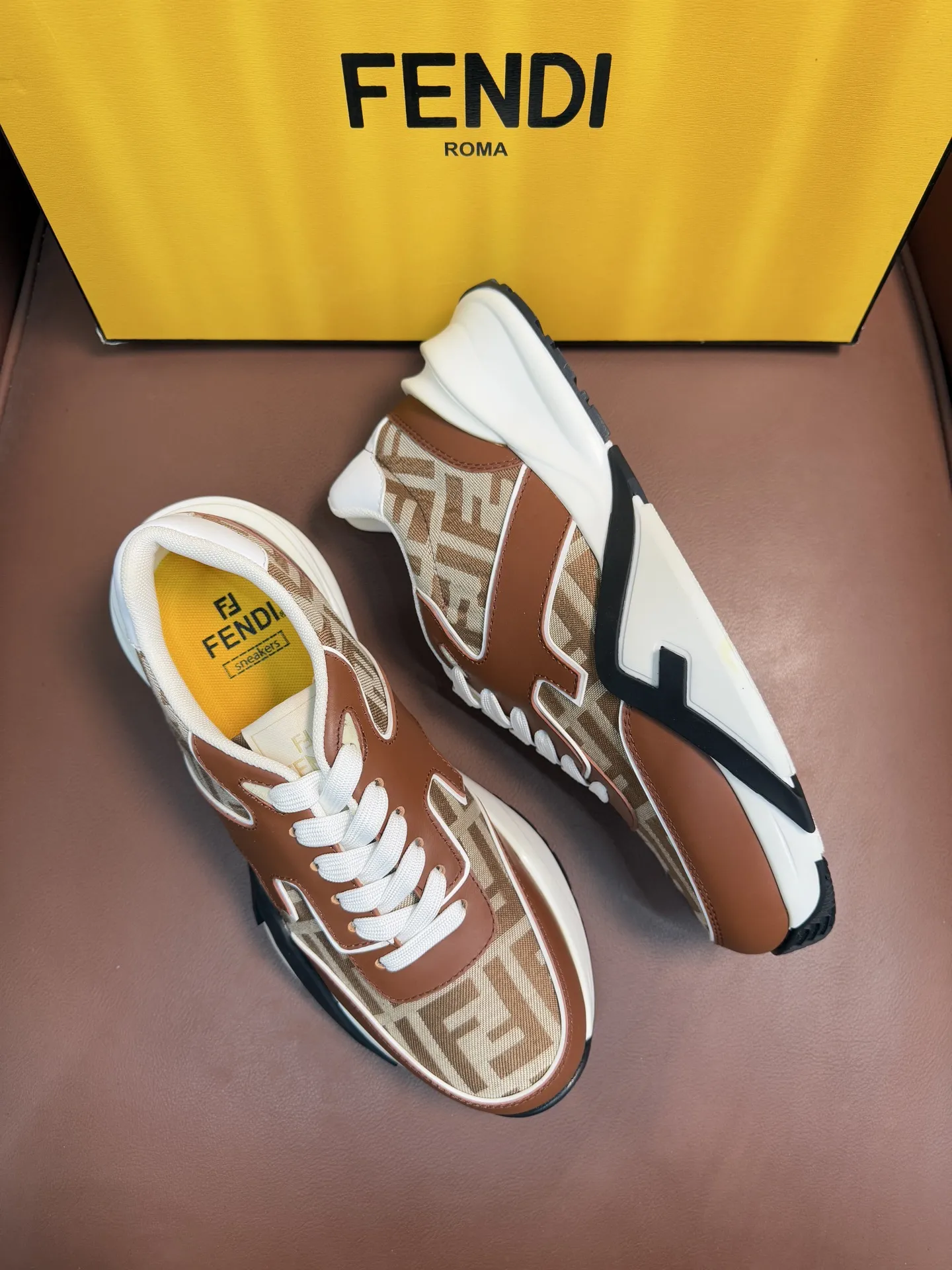 💰410 FEND*—芬迪 芬家Flow 男士休闲运动鞋,搭配松紧带、侧拉链,刻有F的波纹鞋底。鞋跟饰有凸纹Fendi Flow字样。高科技布料及蓝色和真皮混合材质。装饰Lycra®细节。FF图案鞋舌。超轻耐磨EVA鞋底。 码数:39-44(45.46定做)