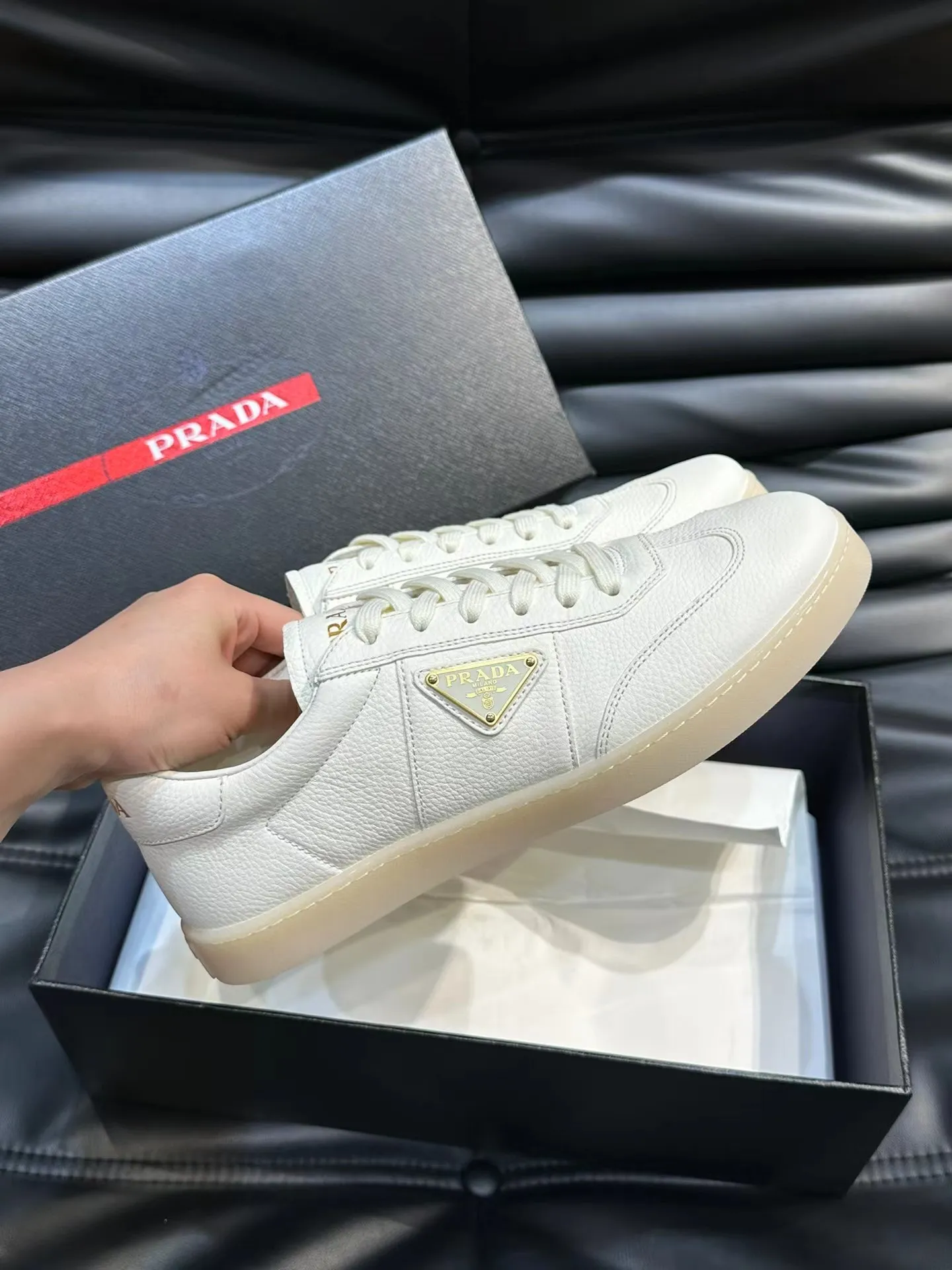P180元 38-45 Prada 普拉达新款男士真皮运动鞋,市面最高版本 、欢迎任意对比🆚!原版皮料质感极佳,超上档次!意大利进口胎羊网内里,可拆式垫!奢华用料、精细做工,极力推荐入手!