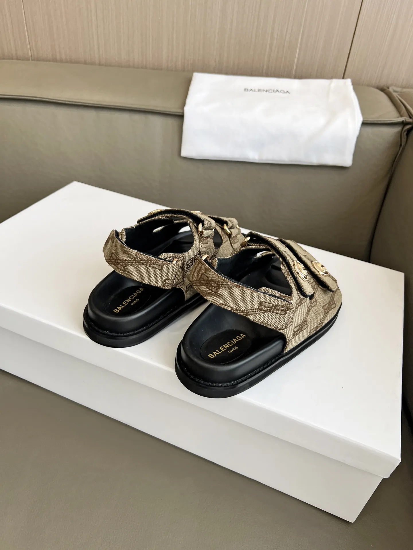 🍓 2025春夏BALENCIAGA/巴黎世家 爆款推荐[得意]这款鞋今年非常🔥爆，独立风格➕各处无可挑剔的细节做工。码数35-40码 41克定做。出厂价250