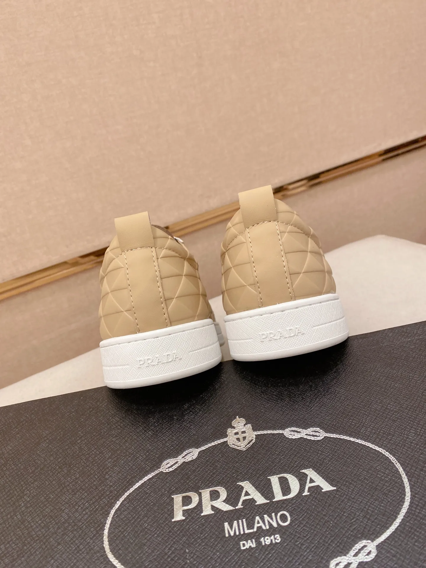 P220💰(普拉达)官网最新款🎁🎁休闲时尚男鞋👟，爆款💥版型简洁大气，潮男专属.独有的官网最新品牌元素元素👑原版装饰，时尚又大方，面料原版牛皮✅羊皮内里，官网指定耐磨休闲大底，专柜经典款实物拍摄🎬39-44.可定做38.45