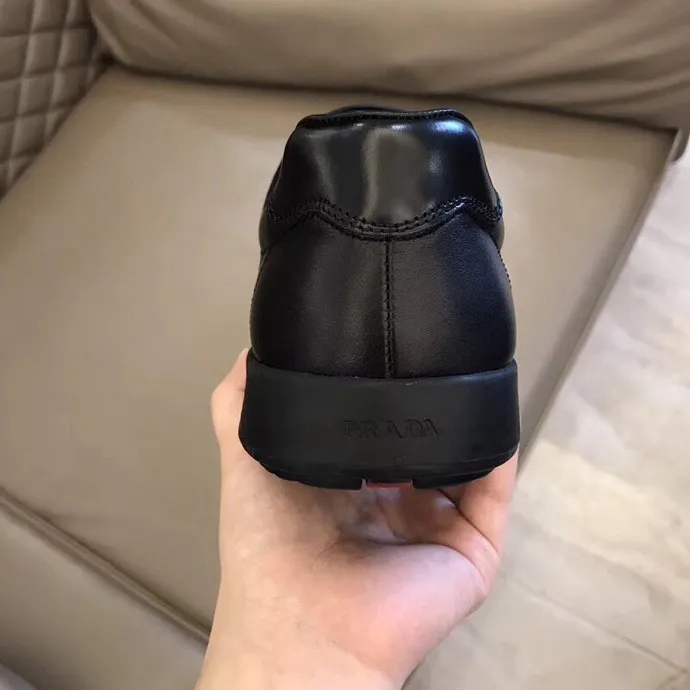 P200元 Size：38-45 Prada 普拉达2021春夏款男士真皮运动鞋，市面最高版本 、欢迎任意对比🆚！原版皮料质感极佳，超上档次！意大利进口胎羊内里，可拆式垫！奢华用料、精细做工，极力推荐入手！