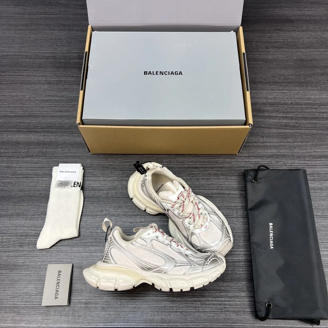 💰420 纯原版本Balenciaga Phantom Sneaker 巴黎世家3XL 白银满天星 潮流跑鞋 在延续 Track Trainer 户外轮廓和复杂鞋面结构的同时，新版本在后跟位置增加了透明带的部件，整鞋看起来更加复古。鞋面采用五彩粉沙织网 遇到光线如漫天星空 非常抢眼！ 包装:全套原版包装加固飞机盒包装！ 码数:35-46码（偏大一码 穿42拍41码)