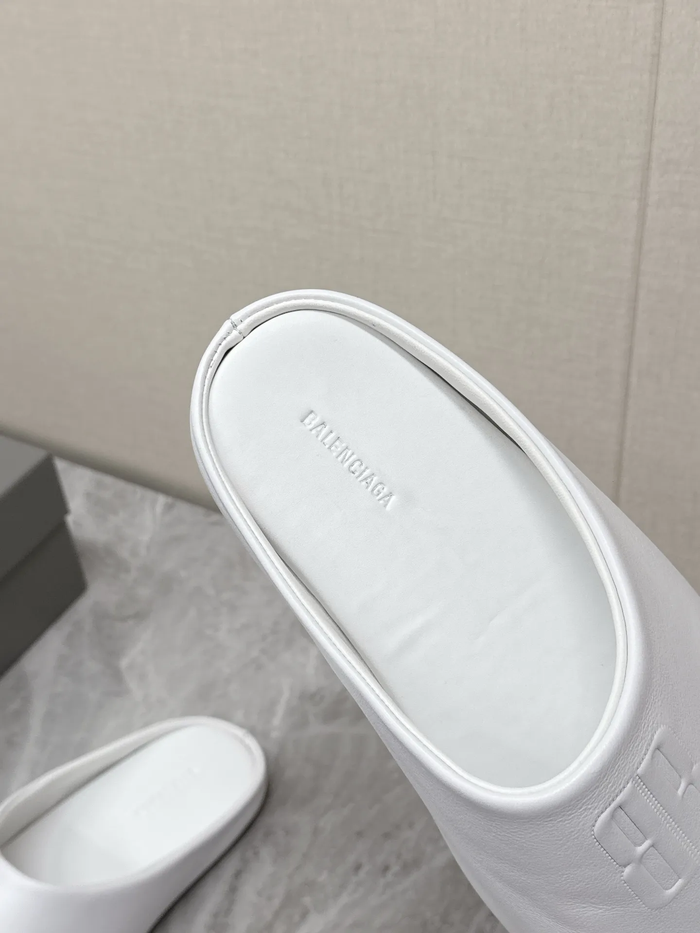 💰220 BALENCIAGA巴黎世家最新走秀款情侣半拖 百位ins博主网红推荐 国外超多明星网红种草 经典永不过时 简约的设计 极具辨识度的logo点缀 B家每次的新品即使在同类相似款式上，设计风格总会抓人眼球有辨识度👀随随便便搭视觉上都是秒杀大众款、上脚舒适非常方便 鞋面进口小牛皮 质地柔软细腻 原版开模防滑大底 size：35-40 男39-44