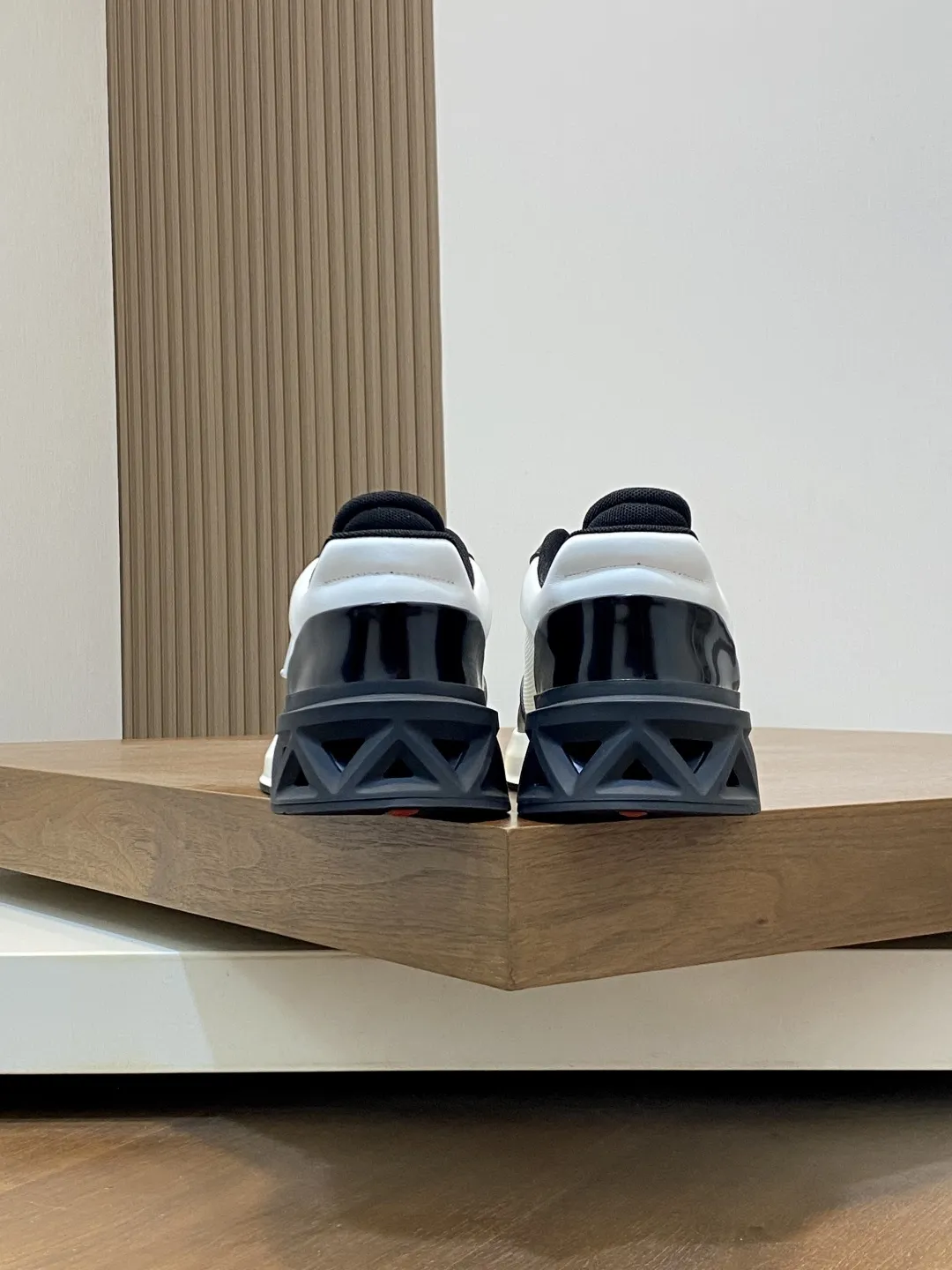 💰360 Prada/普拉达 男士新款网面拼接运动鞋 这款运动鞋呈现现代版型，以利落线条与流畅细节重新演绎品牌典藏款型。鞋履采用小牛皮革和科技织物打造，外侧饰有三角金属徽标，后跟亮色TPU装饰，内里后跟加长加衬设计，穿着更舒适，鞋舌饰有丝印徽标，搭配后跟镂空橡胶厚底，全牛皮内里标配徽标牛皮垫脚，上脚增高舒适、百搭耐看！配全套原包装！ 码数：39-40-41-42-43-44 标准皮鞋尺码（45可定做不支持退换）