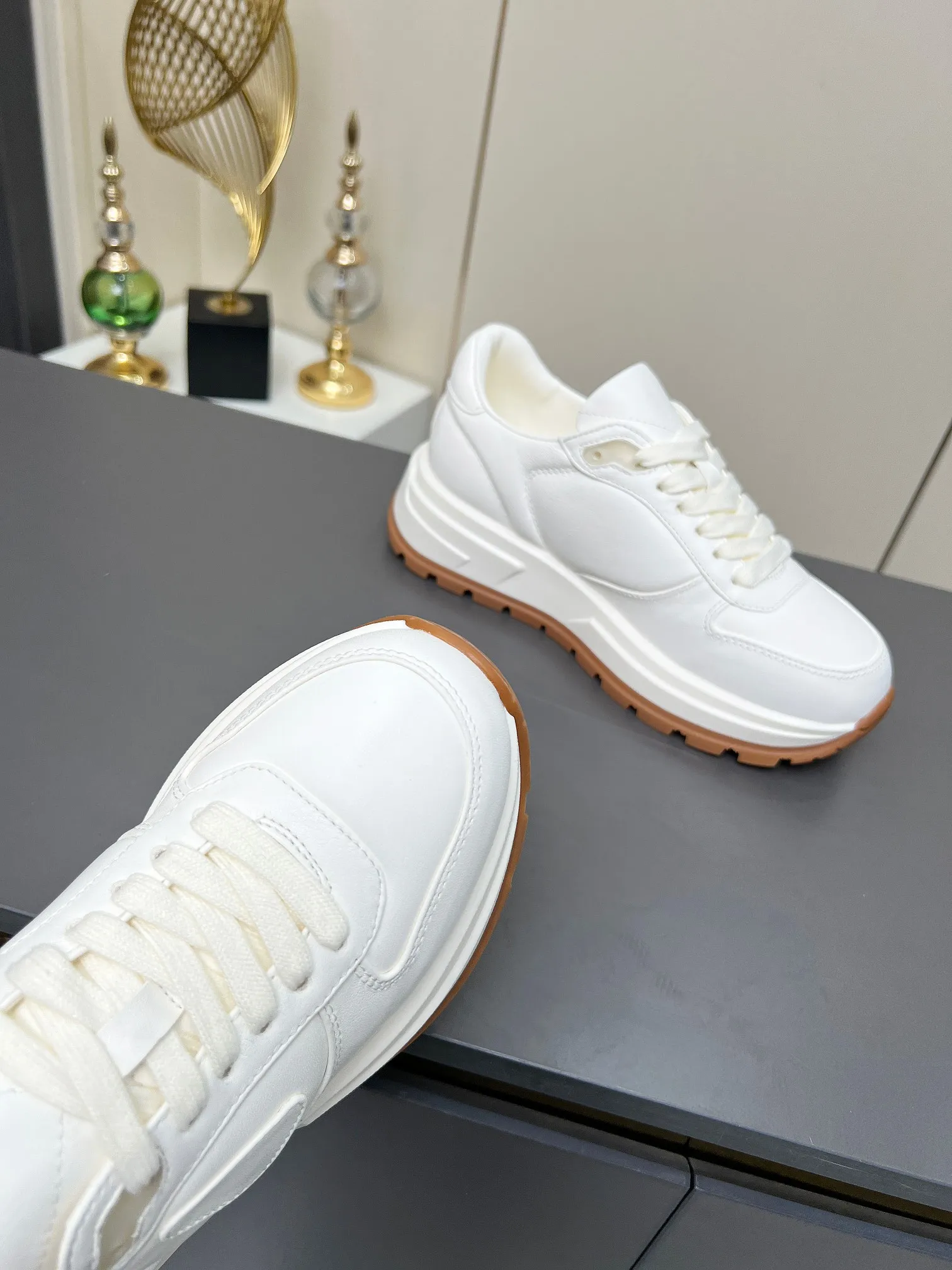 💰无标/自主标⛳️【普拉达&middot;PRADA同款】⛳️2025早春🎖休闲厚底松糕鞋小皮鞋火爆登场🤗🤗原板复制！折边工艺～完美无瑕！采用高级感满满的进口绵羊小羊皮做鞋面，真正做到最顶级，请各位看清细节认准品质，底厚4cm，防滑耐磨tpu橡胶底底，低调致敬品牌设计传承，打造属于完美的风格。💣炸街款🔥又酷又飒 C位时髦穿搭🌹🌹经典鞋型，呈现出精致质感！拥有着高档气质！ ♺面料：进口环保牛皮 ♺内里：柔软羊皮 ♺垫脚：柔软羊皮 ♺码数：女码35--40，出厂价300 ♺码数：男码39--45，出厂价310