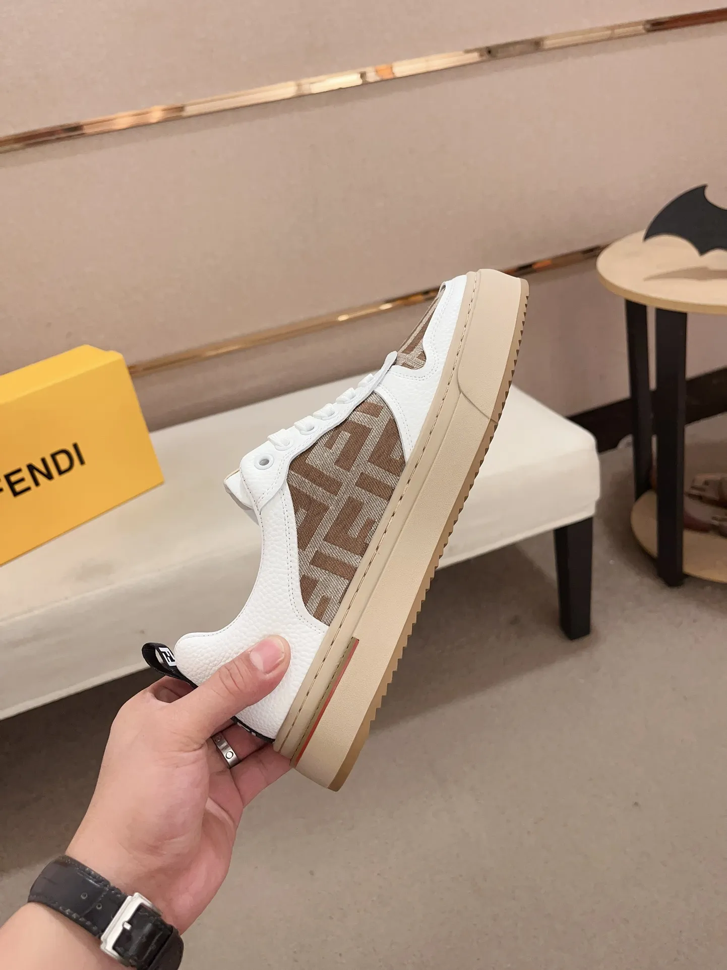 工厂价: 210💰【Fendi】芬迪 男士最新款休闲鞋！专柜同步上市！原版一比一复刻。全进口官网一比一牛皮面料。内里采用头层顶级羊皮，原版原厂特供橡胶大底。引领时尚新概念。配码：38-44。(可定做45不退换)